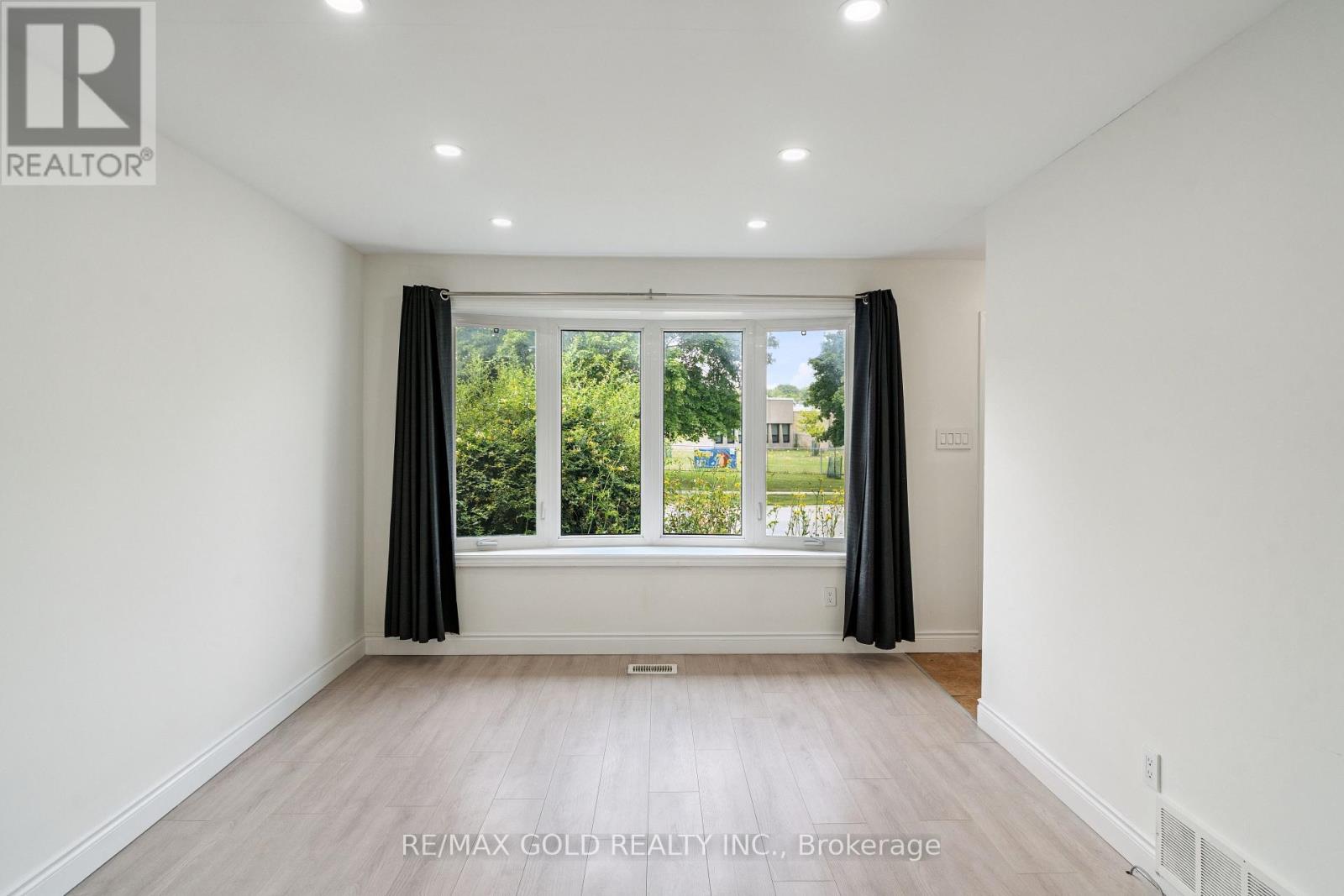 231 Cedarbrae Avenue, Waterloo, Ontario  N2L 4S6 - Photo 4 - X12548316