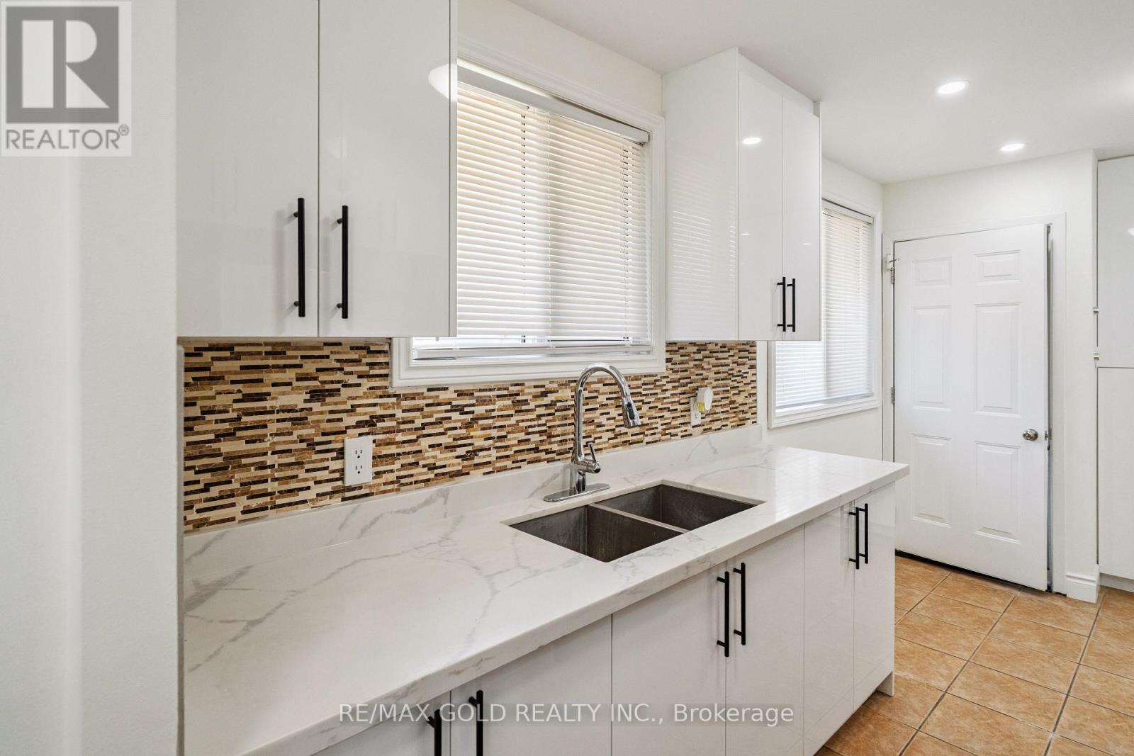 231 Cedarbrae Avenue, Waterloo, Ontario  N2L 4S6 - Photo 6 - X12548316