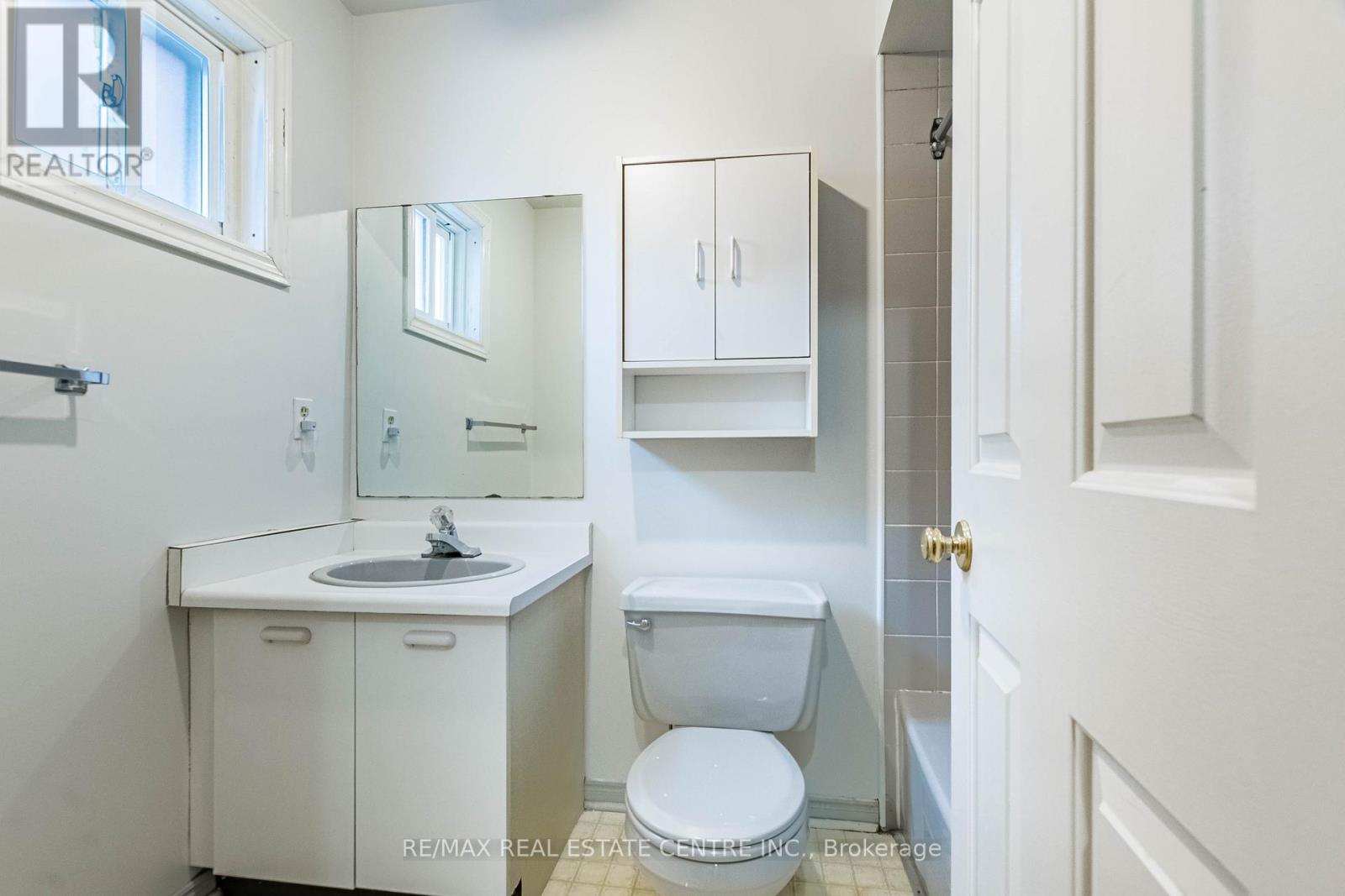 665 Dinsmore Court, Mississauga, Ontario  L5R 3G4 - Photo 17 - W12546464