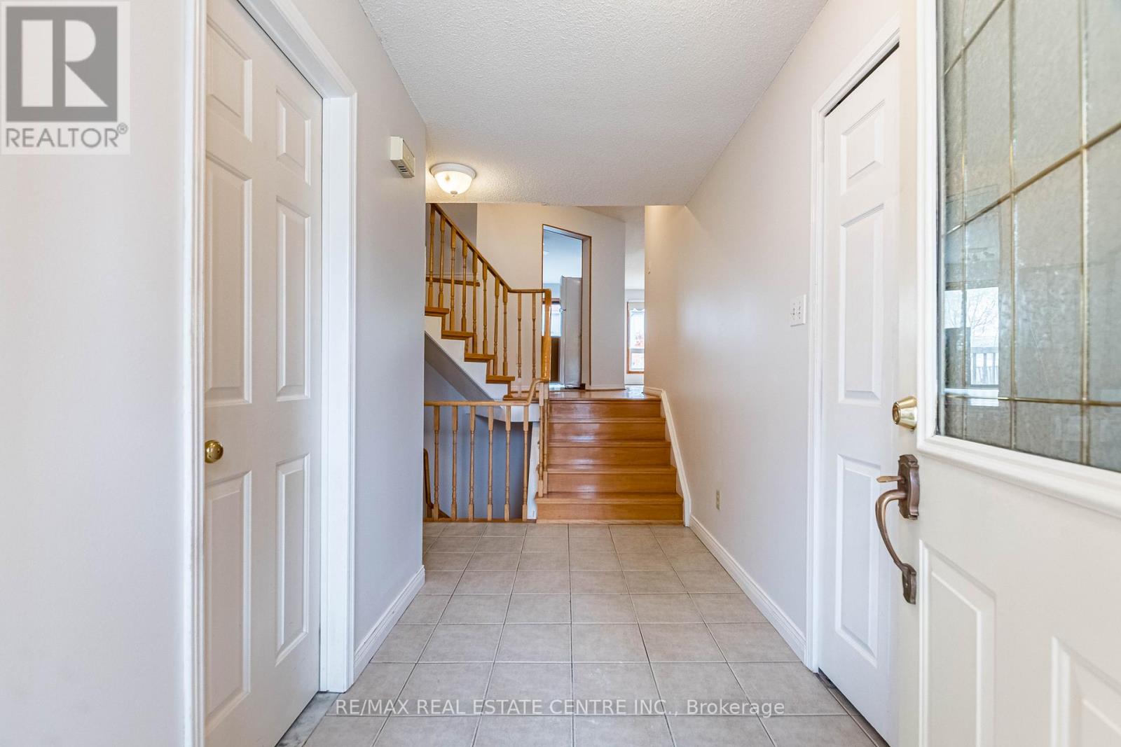 665 Dinsmore Court, Mississauga, Ontario  L5R 3G4 - Photo 6 - W12546464
