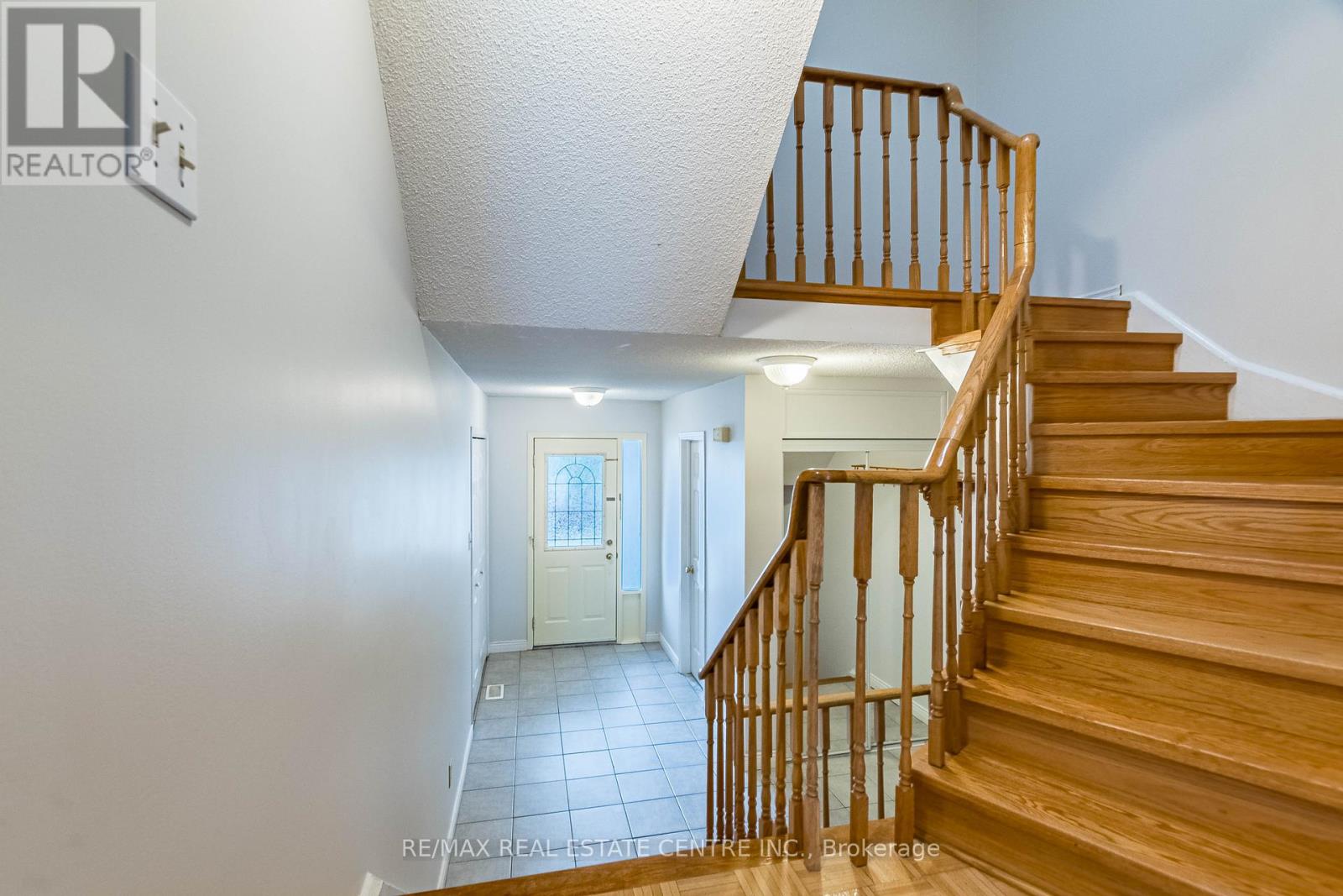 665 Dinsmore Court, Mississauga, Ontario  L5R 3G4 - Photo 7 - W12546464