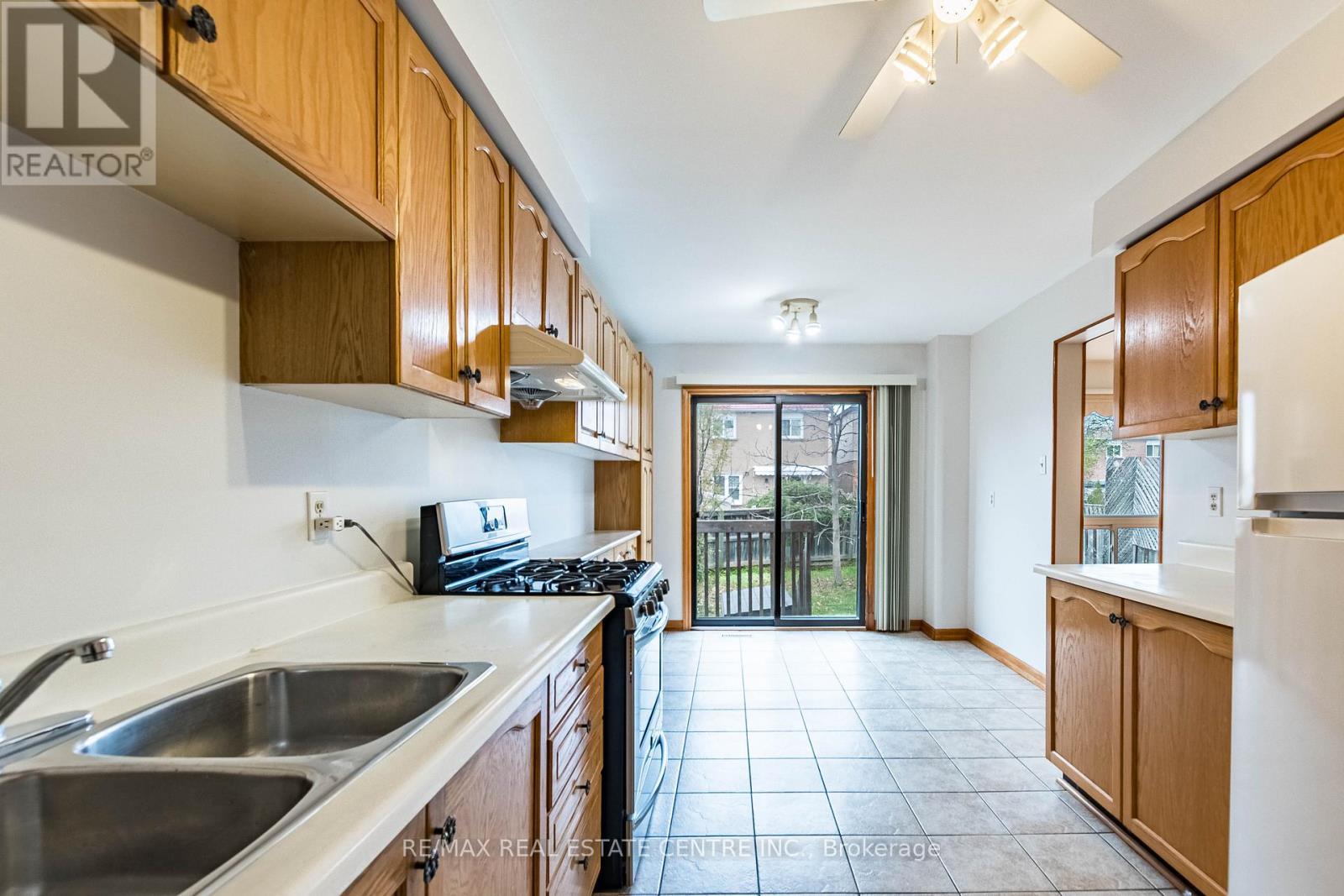 665 Dinsmore Court, Mississauga, Ontario  L5R 3G4 - Photo 12 - W12546464