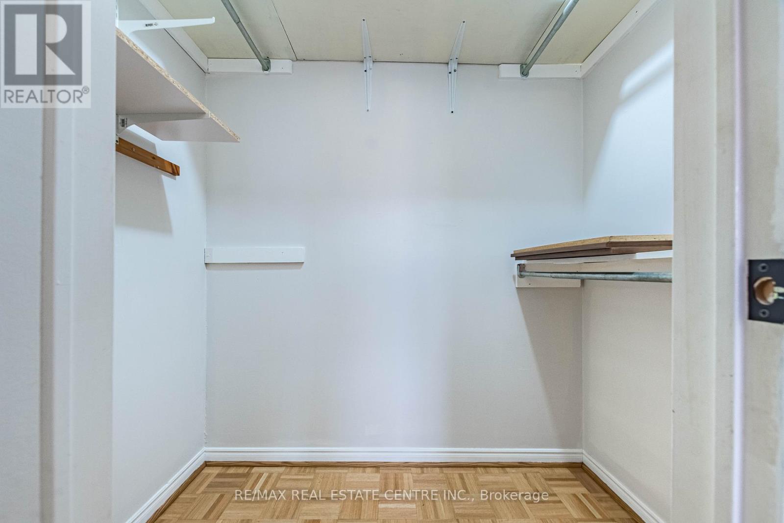 665 Dinsmore Court, Mississauga, Ontario  L5R 3G4 - Photo 22 - W12546464