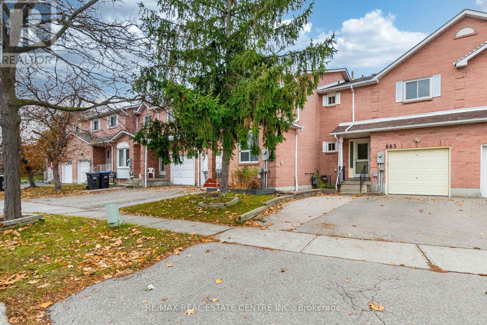 665 Dinsmore Court, Mississauga, Ontario  L5R 3G4 - Photo 2 - W12546464