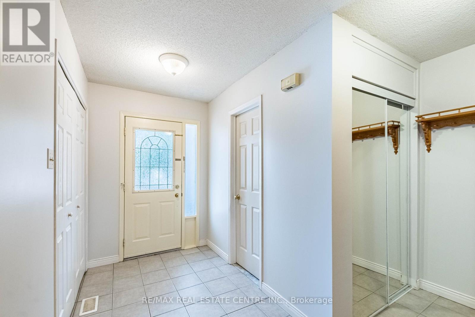 665 Dinsmore Court, Mississauga, Ontario  L5R 3G4 - Photo 4 - W12546464