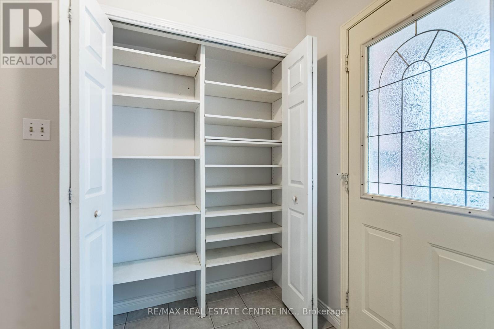 665 Dinsmore Court, Mississauga, Ontario  L5R 3G4 - Photo 5 - W12546464