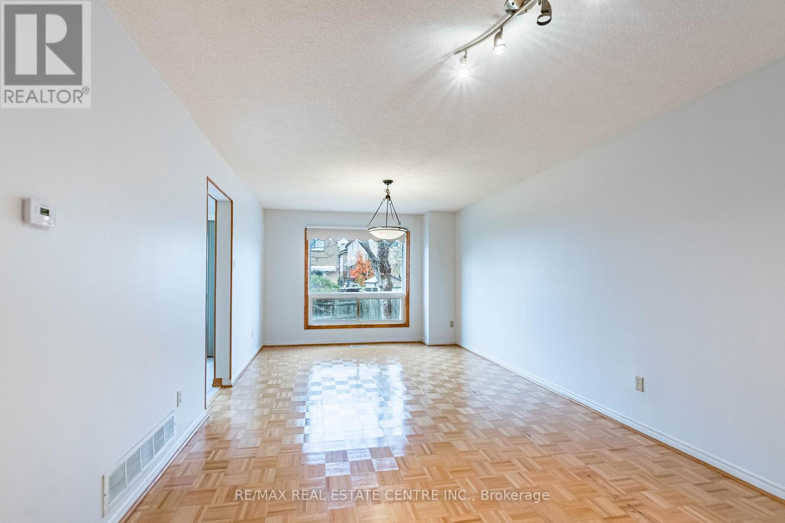 665 Dinsmore Court, Mississauga, Ontario  L5R 3G4 - Photo 8 - W12546464