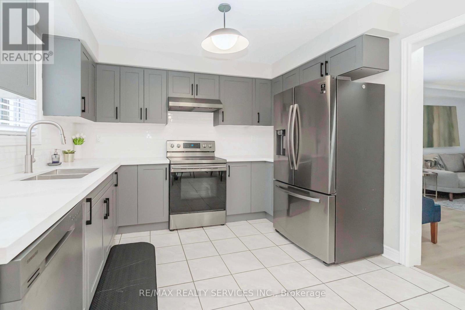 46 Oakmeadow Drive, Brampton, Ontario  L7A 2M1 - Photo 13 - W12548156