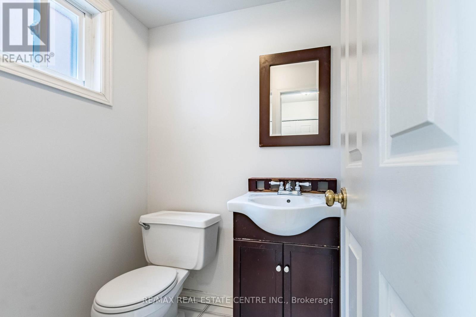 665 Dinsmore Court, Mississauga, Ontario  L5R 3G4 - Photo 13 - W12546464