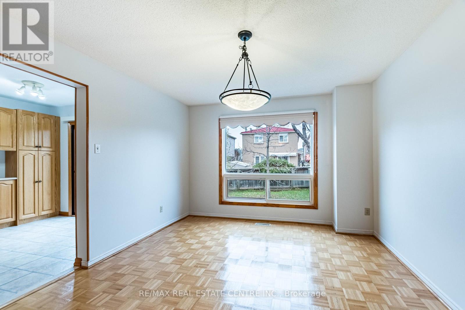 665 Dinsmore Court, Mississauga, Ontario  L5R 3G4 - Photo 9 - W12546464