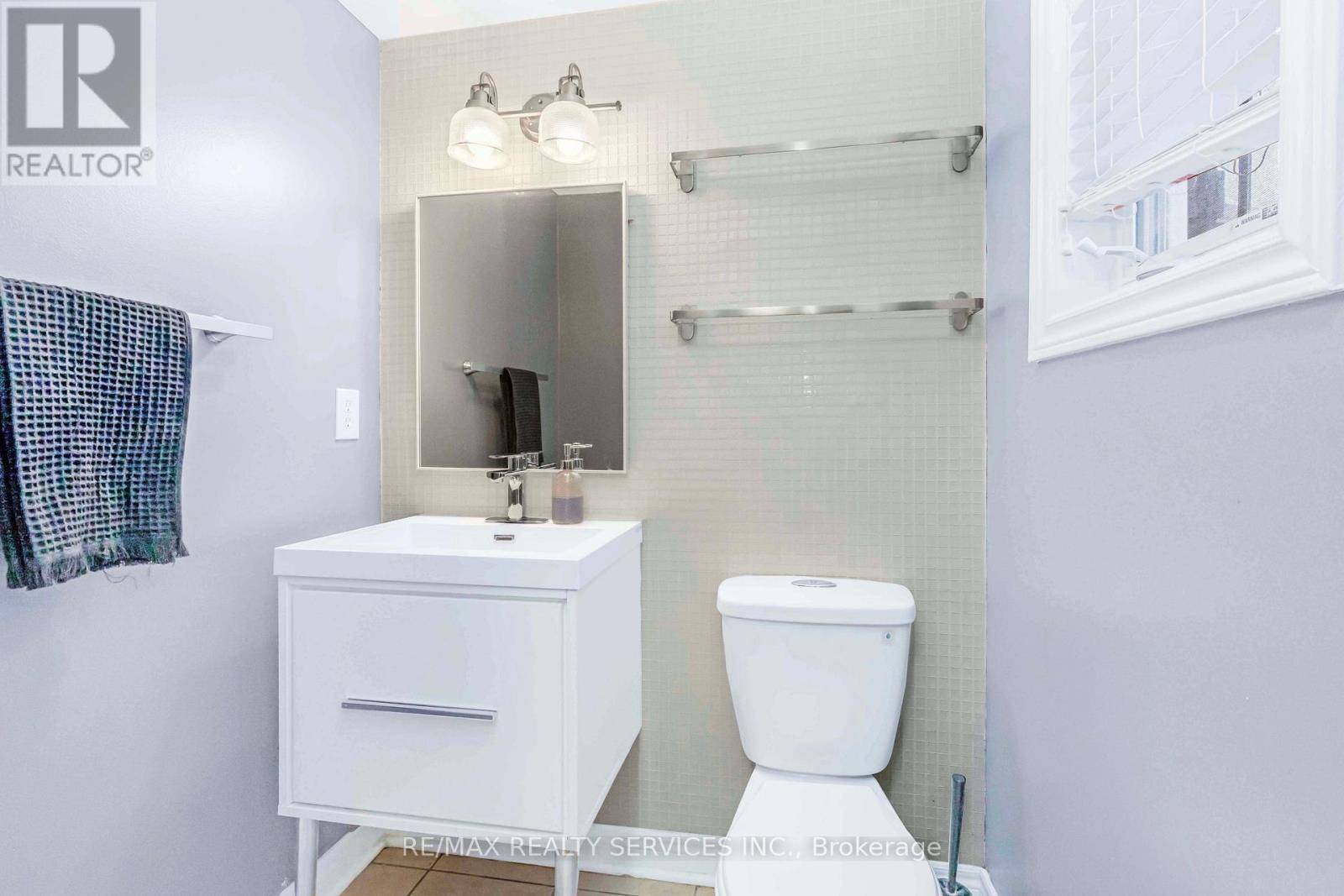 46 Oakmeadow Drive, Brampton, Ontario  L7A 2M1 - Photo 3 - W12548156