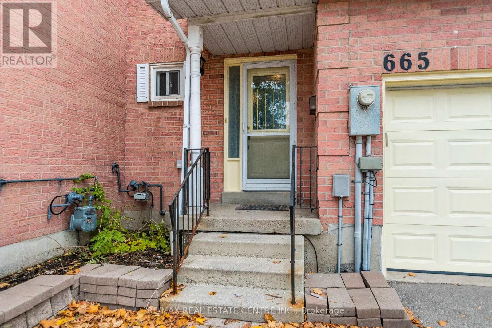 665 Dinsmore Court, Mississauga, Ontario  L5R 3G4 - Photo 3 - W12546464