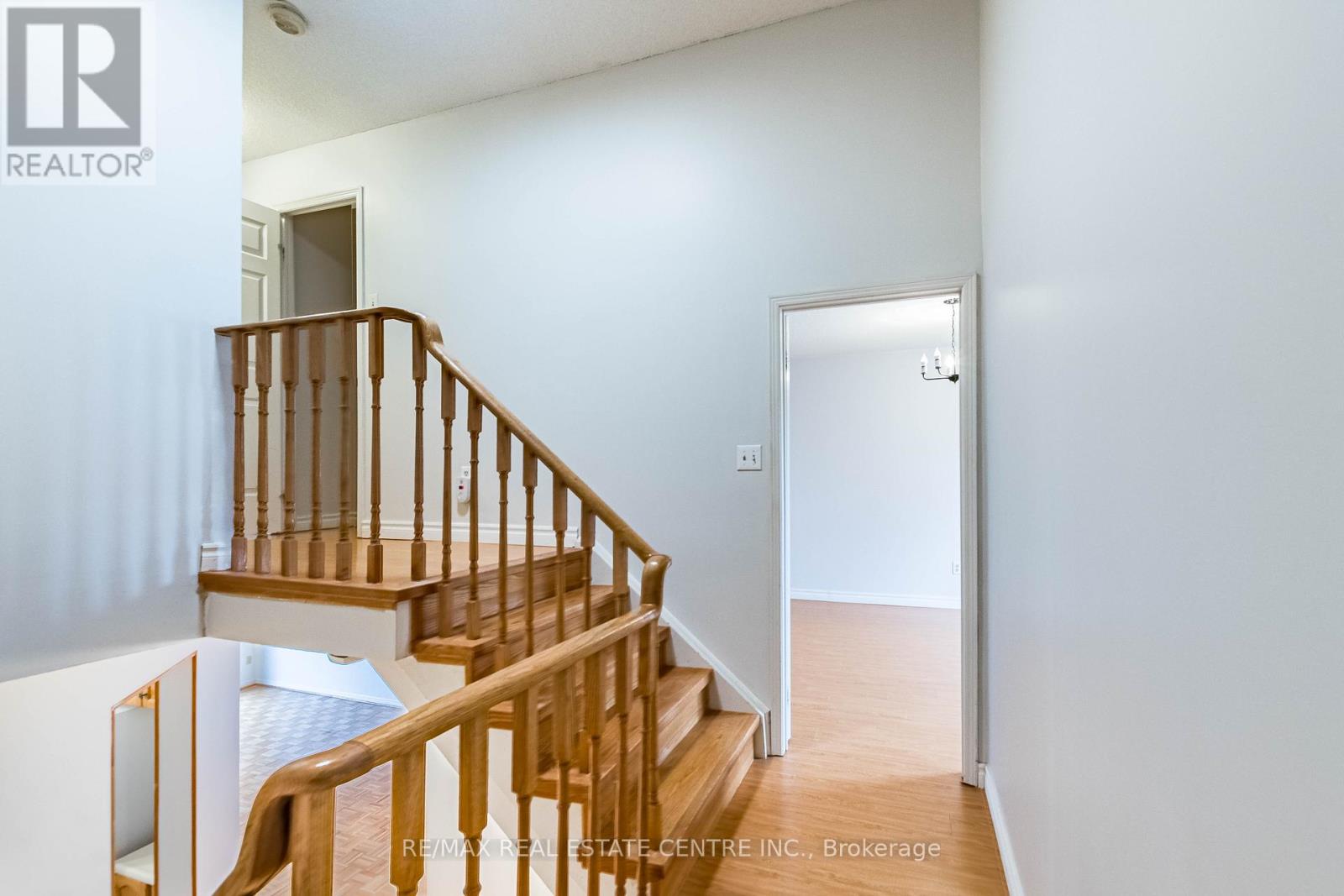 665 Dinsmore Court, Mississauga, Ontario  L5R 3G4 - Photo 14 - W12546464