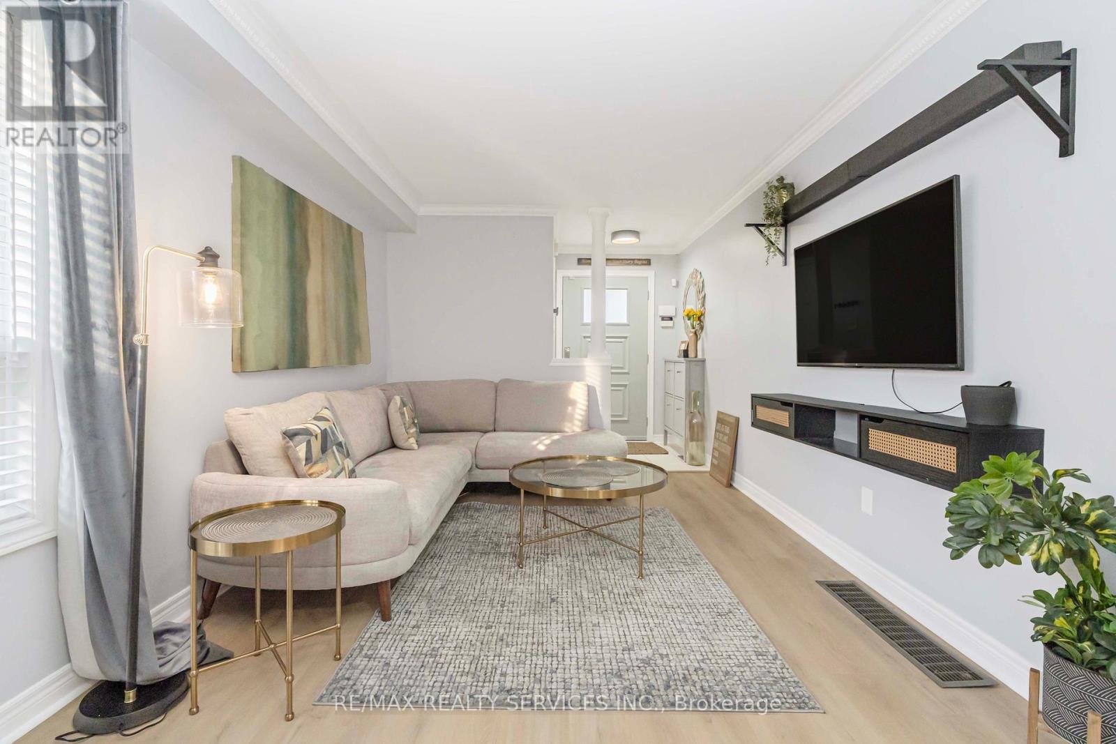 46 Oakmeadow Drive, Brampton, Ontario  L7A 2M1 - Photo 6 - W12548156