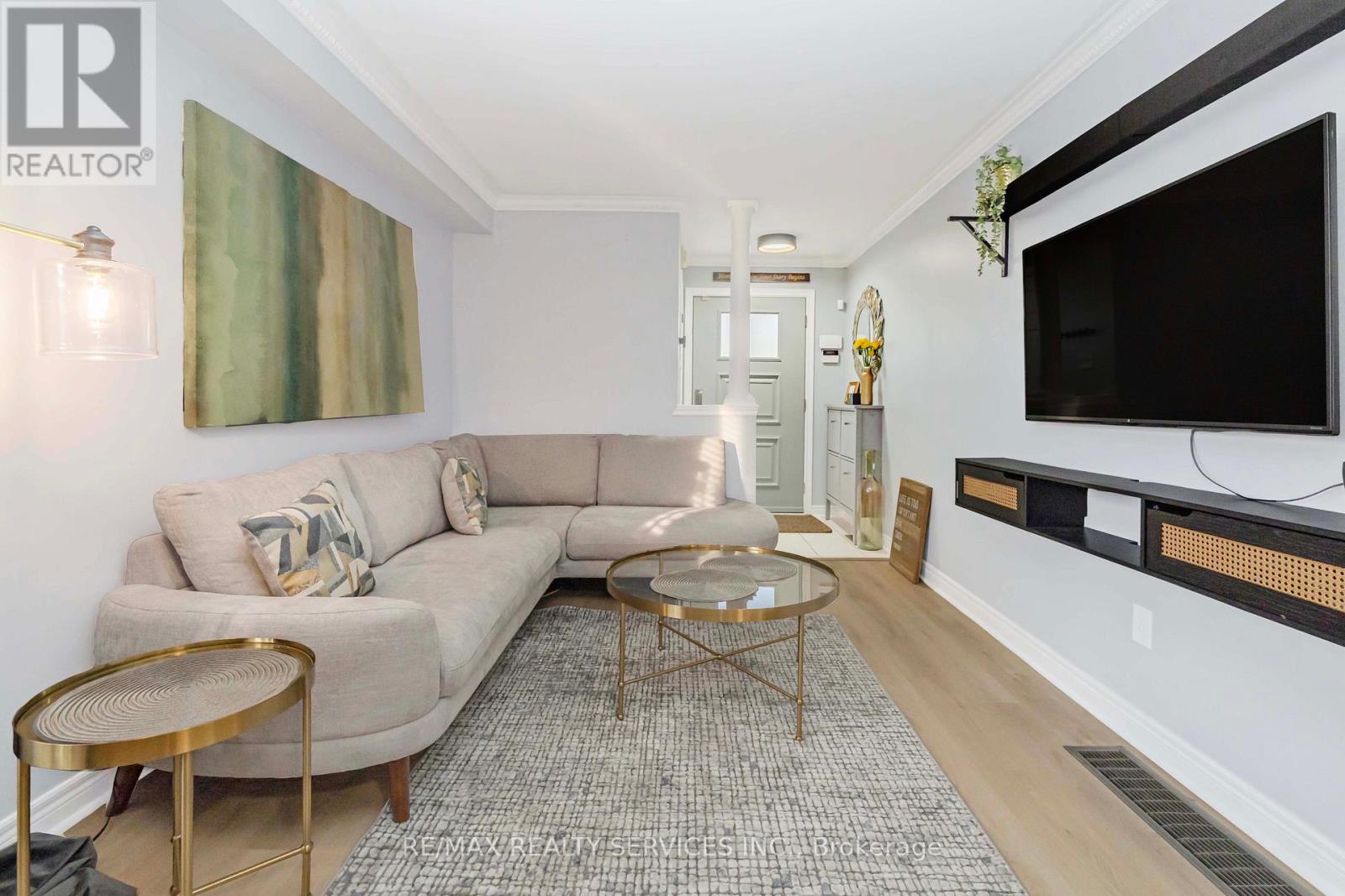 46 Oakmeadow Drive, Brampton, Ontario  L7A 2M1 - Photo 7 - W12548156