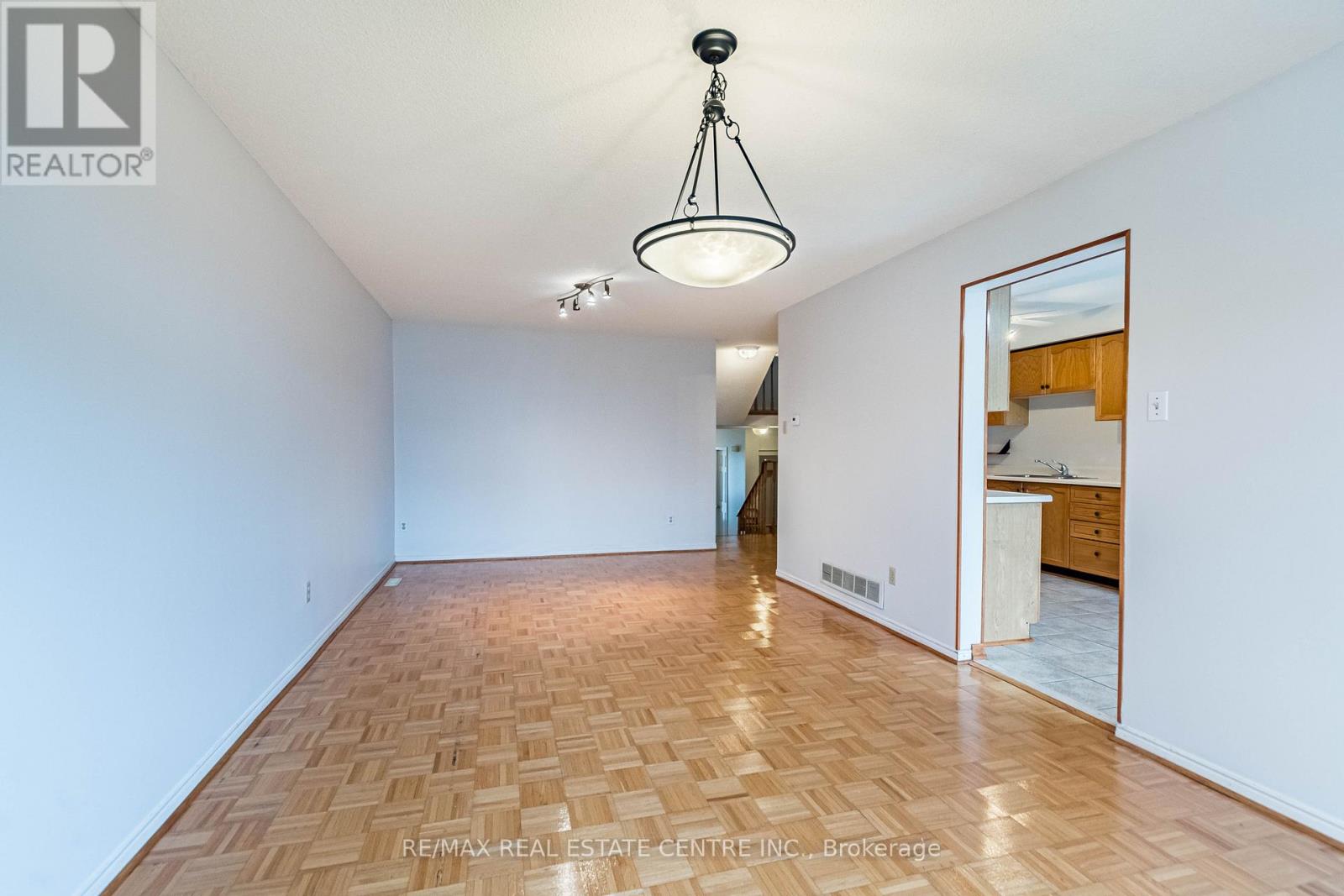 665 Dinsmore Court, Mississauga, Ontario  L5R 3G4 - Photo 10 - W12546464