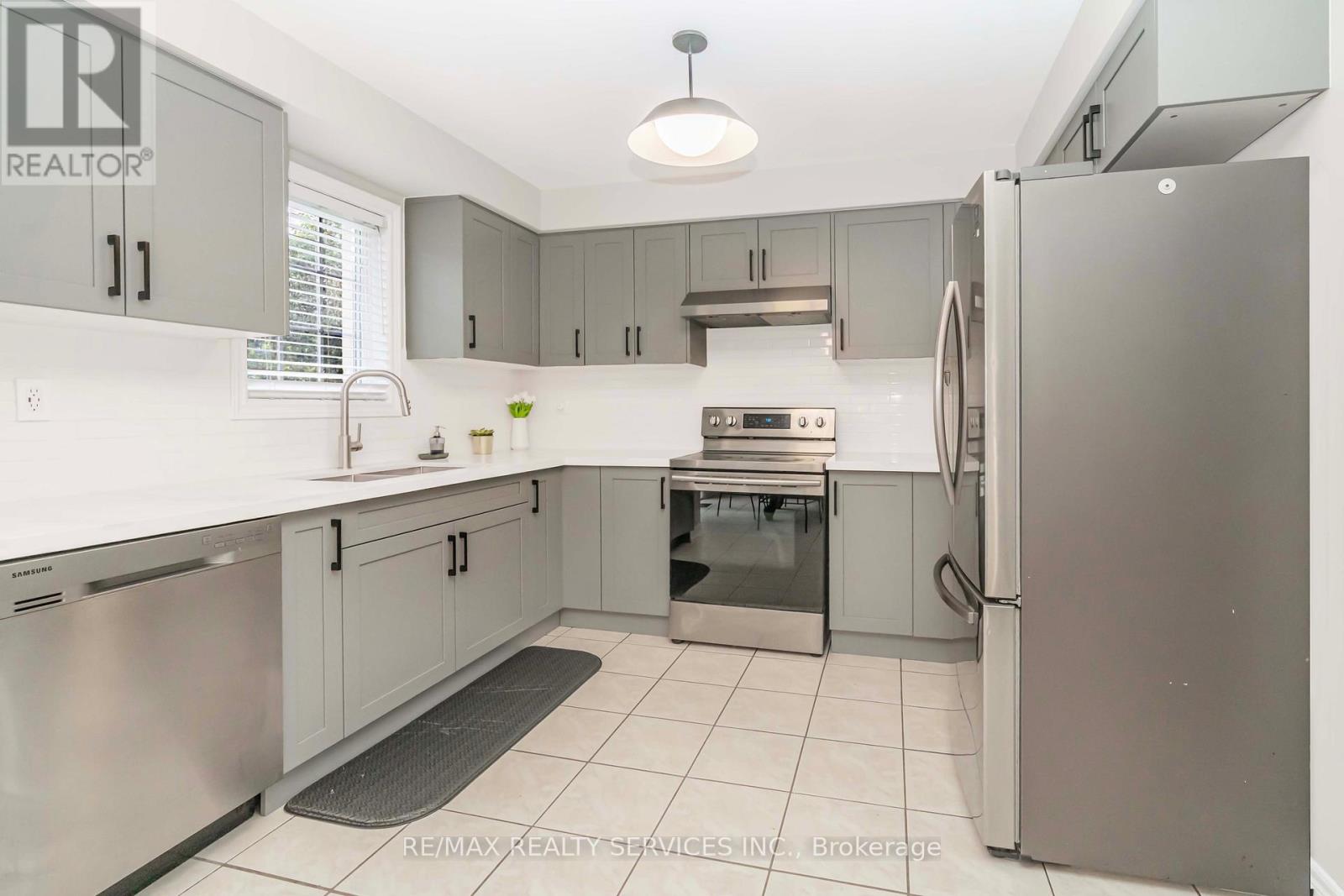 46 Oakmeadow Drive, Brampton, Ontario  L7A 2M1 - Photo 14 - W12548156