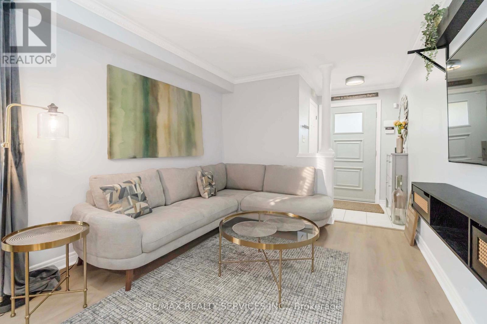 46 Oakmeadow Drive, Brampton, Ontario  L7A 2M1 - Photo 8 - W12548156