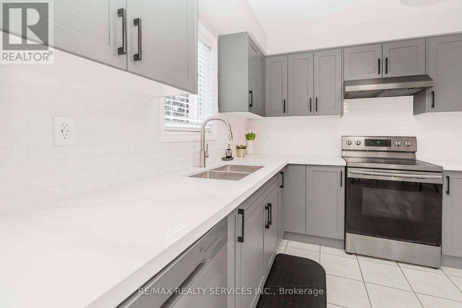 46 Oakmeadow Drive, Brampton, Ontario  L7A 2M1 - Photo 15 - W12548156