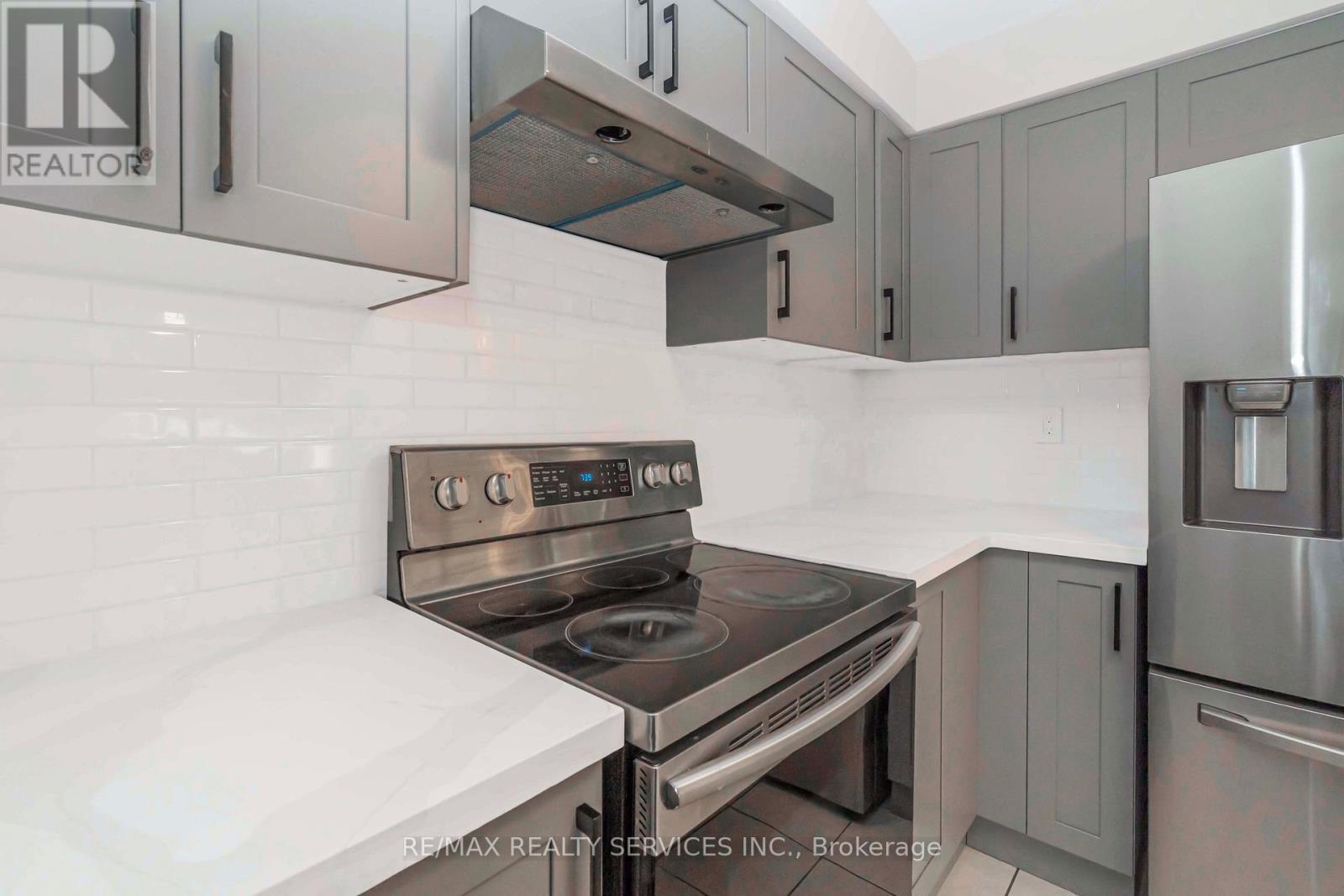 46 Oakmeadow Drive, Brampton, Ontario  L7A 2M1 - Photo 16 - W12548156