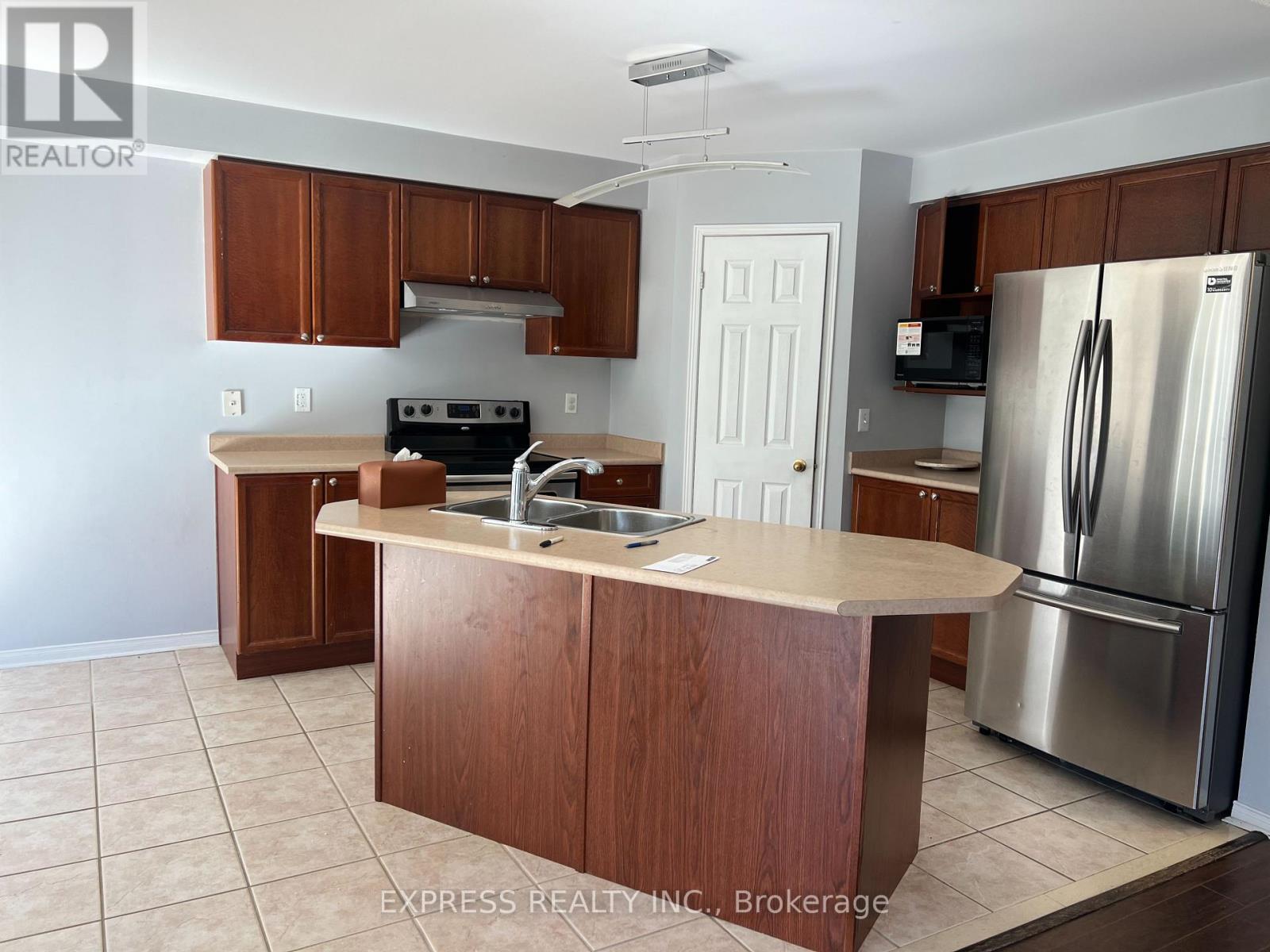 7 Settler's Court, Whitby, Ontario L1M 2L3 - Photo 2 - E12548424