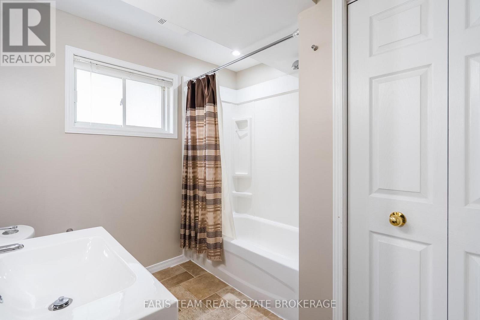 7 Round Leaf Court, Barrie, Ontario L4N 9N3 - Photo 35 - S12515966