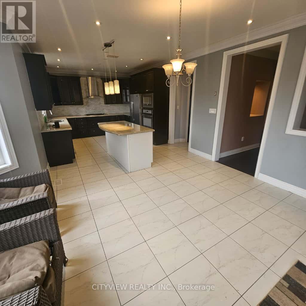 12 Fort Williams Drive, Brampton, Ontario  L6X 0W5 - Photo 5 - W12548422