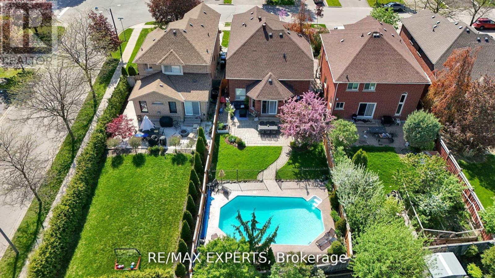 36 Country Stroll Crescent, Caledon, Ontario  L7E 2H4 - Photo 3 - W12548426