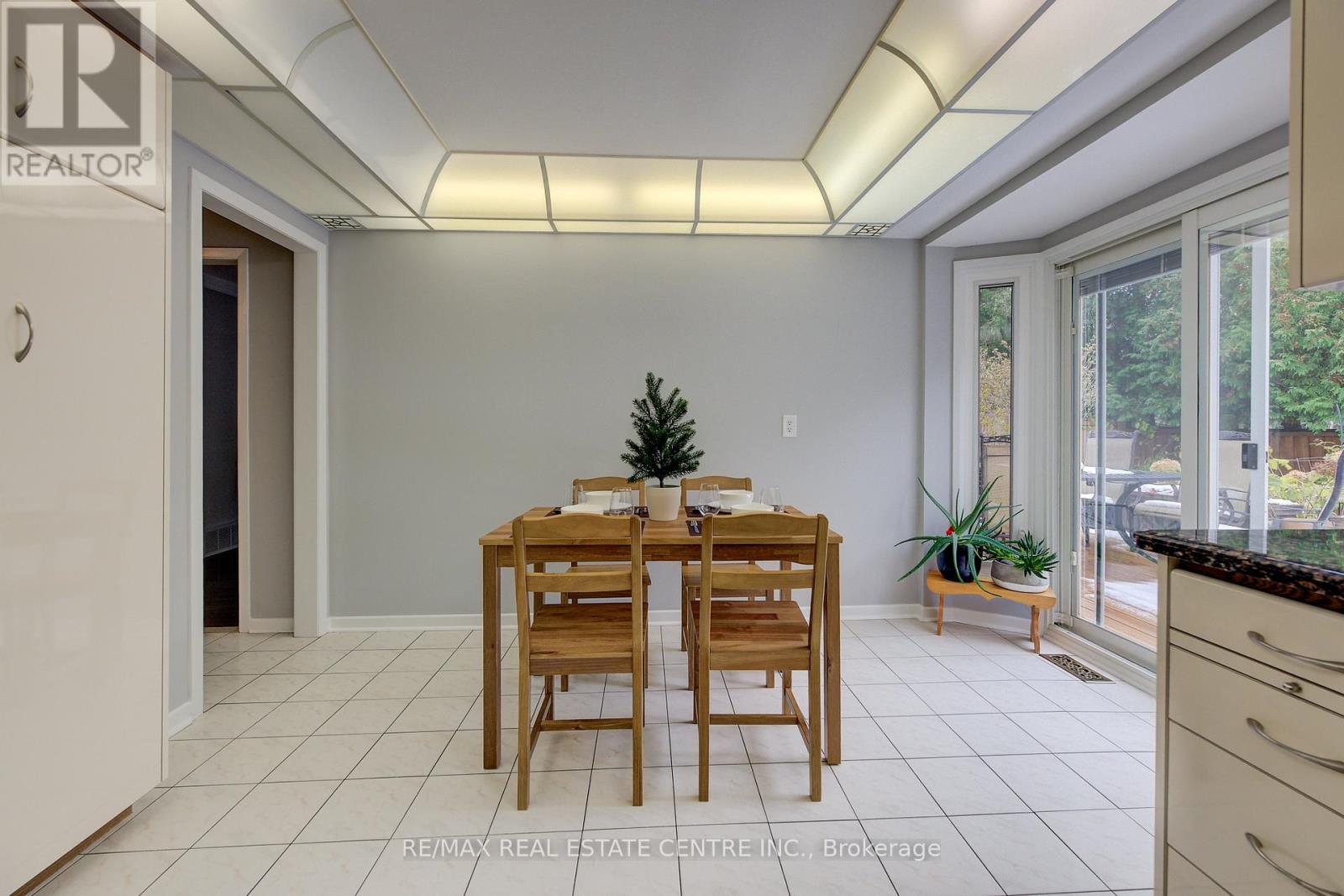 644 Donna Court, Burlington, Ontario L7N 3H2 - Photo 15 - W12548450