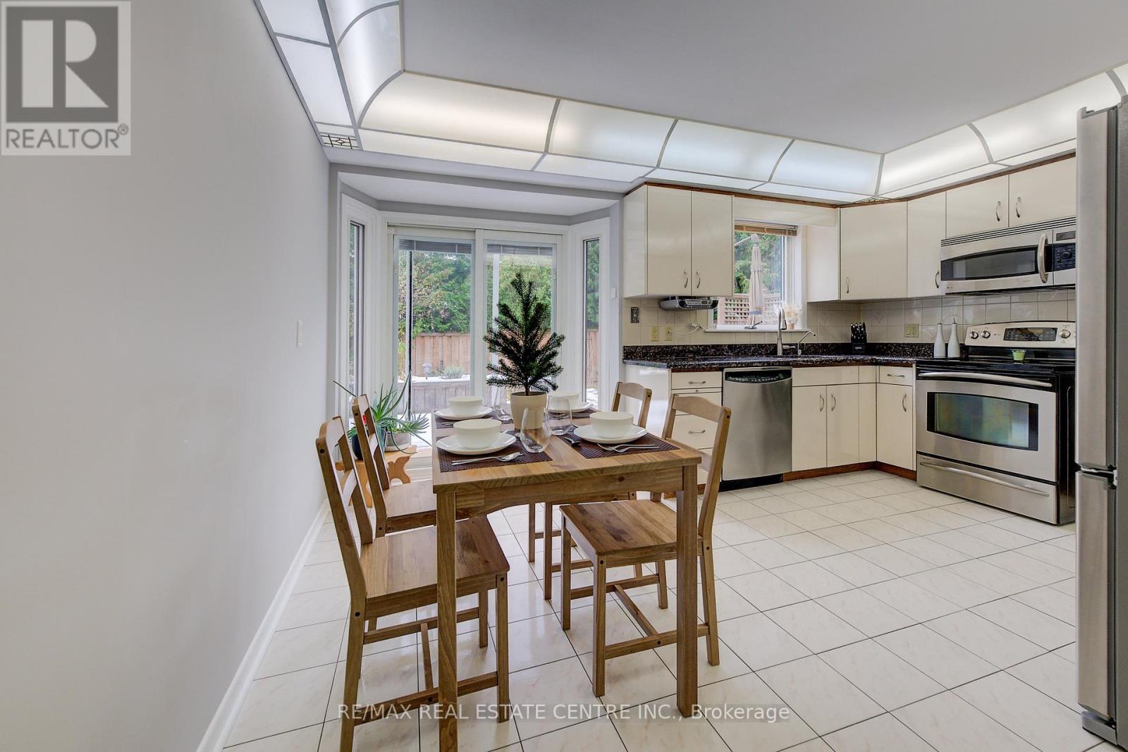 644 Donna Court, Burlington, Ontario L7N 3H2 - Photo 16 - W12548450