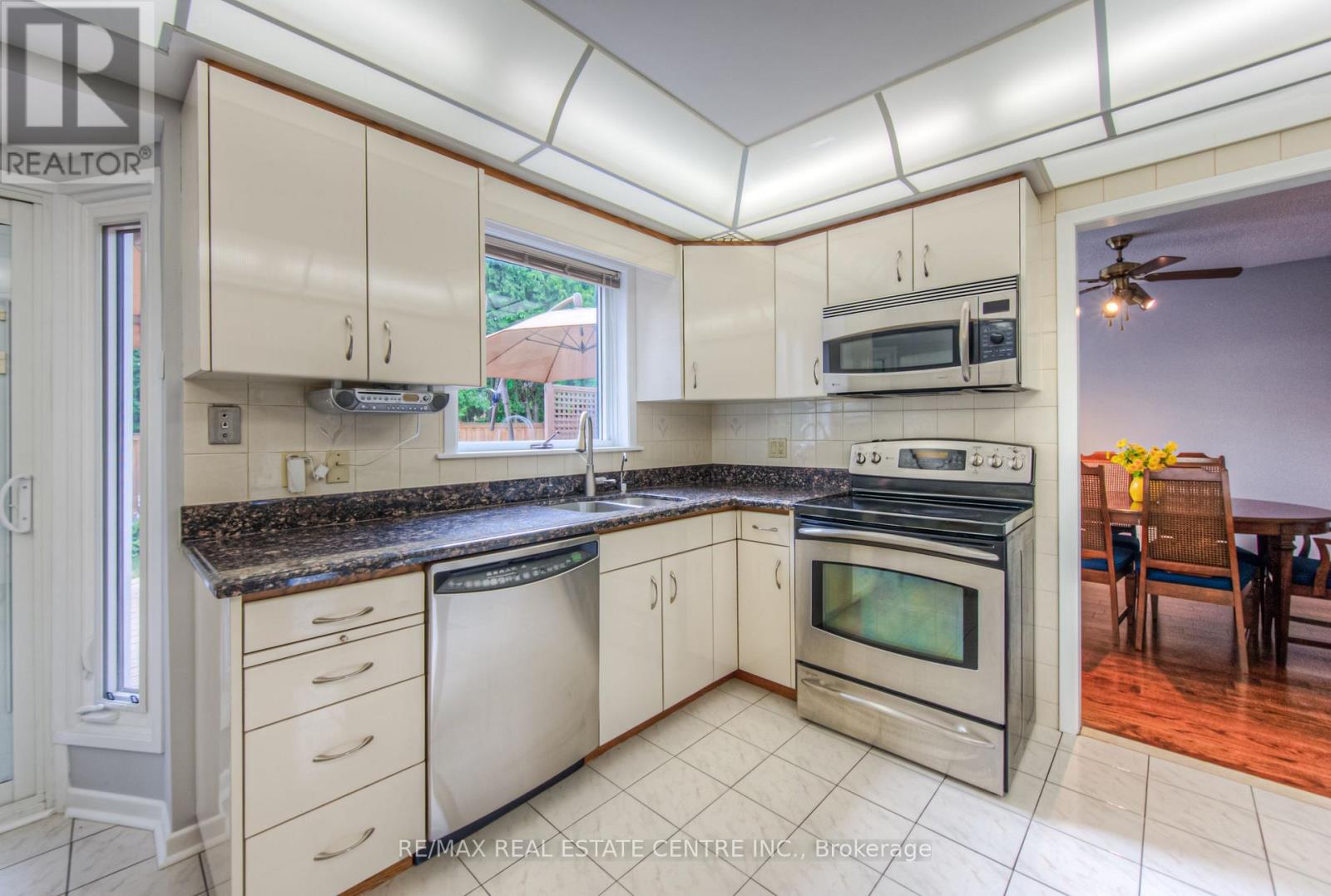 644 Donna Court, Burlington, Ontario L7N 3H2 - Photo 17 - W12548450