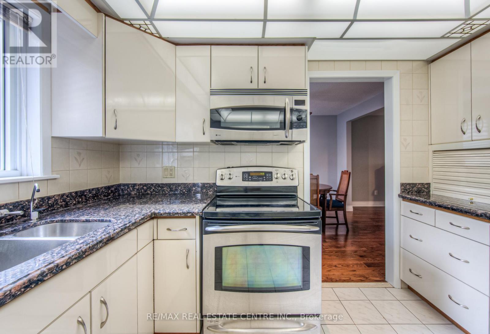 644 Donna Court, Burlington, Ontario L7N 3H2 - Photo 18 - W12548450