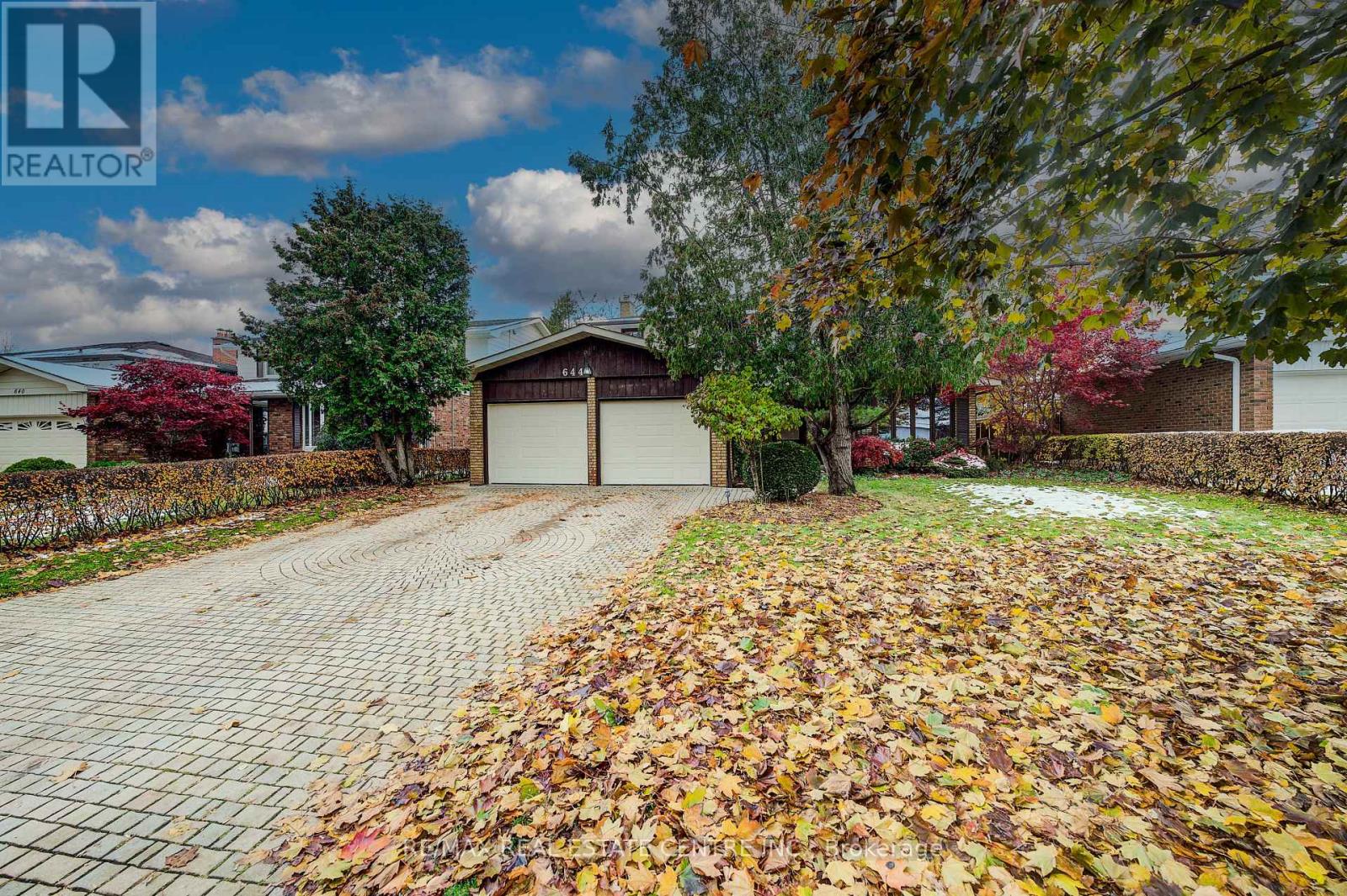 644 Donna Court, Burlington, Ontario L7N 3H2 - Photo 2 - W12548450