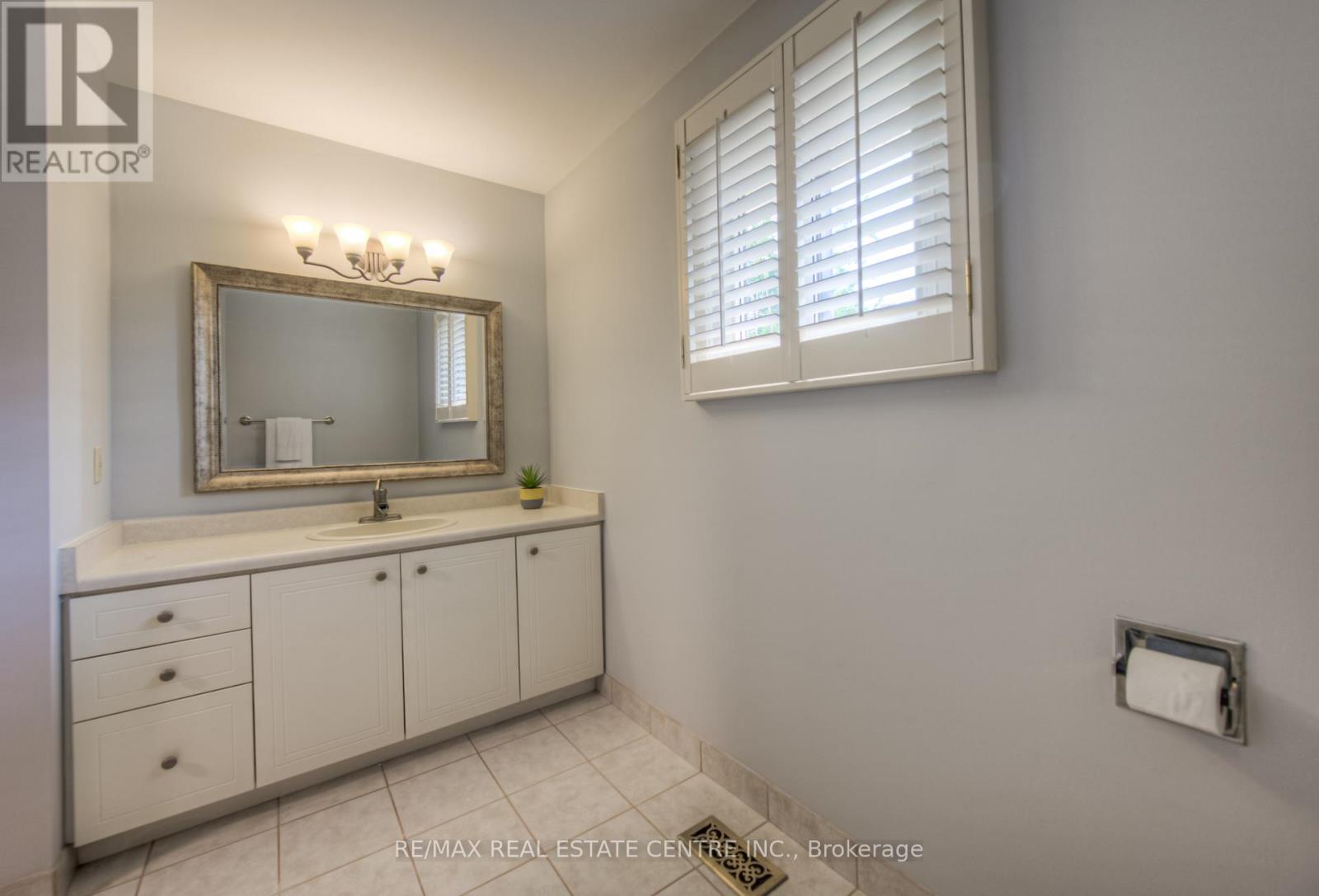 644 Donna Court, Burlington, Ontario L7N 3H2 - Photo 26 - W12548450