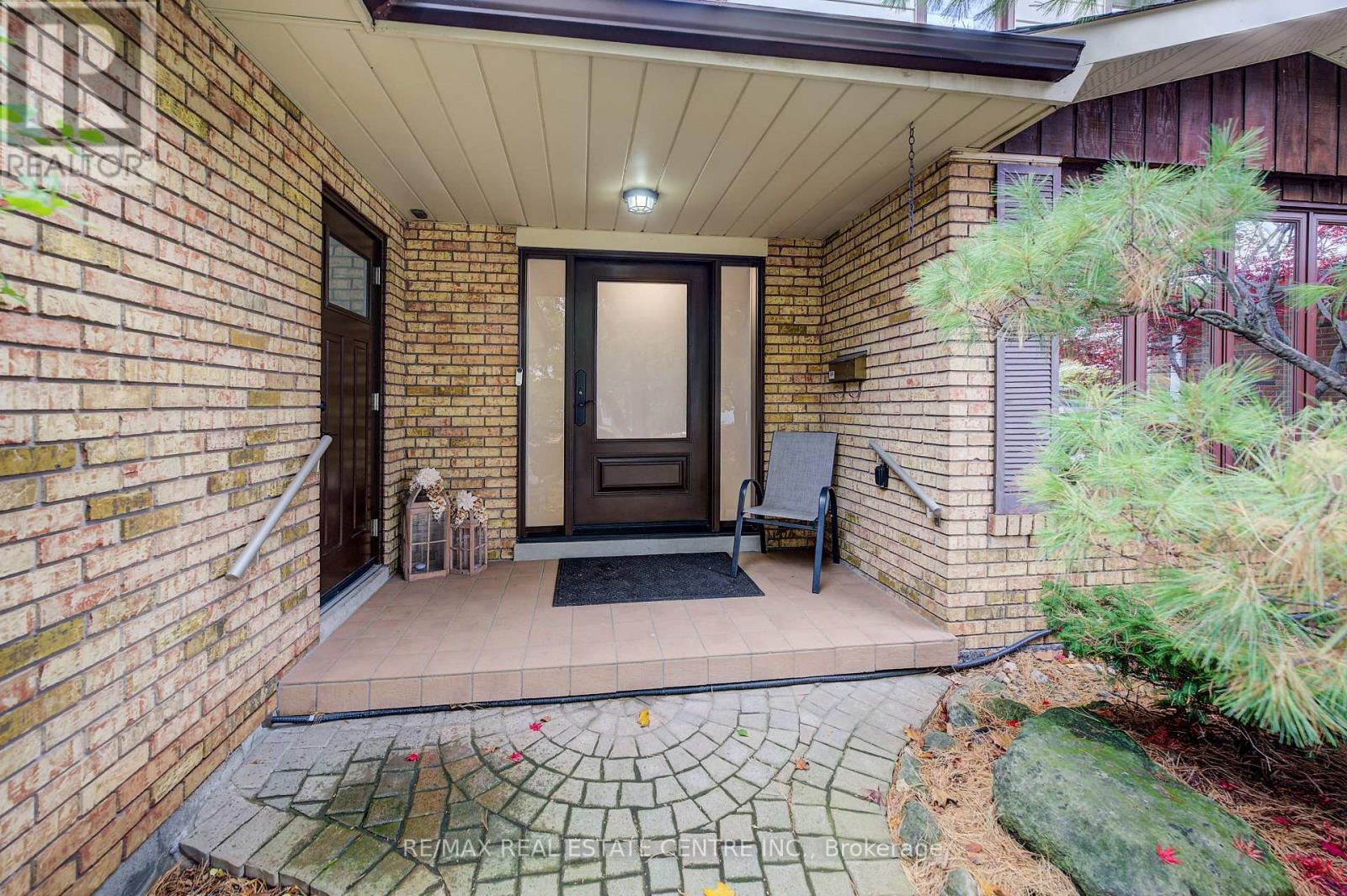 644 Donna Court, Burlington, Ontario L7N 3H2 - Photo 3 - W12548450