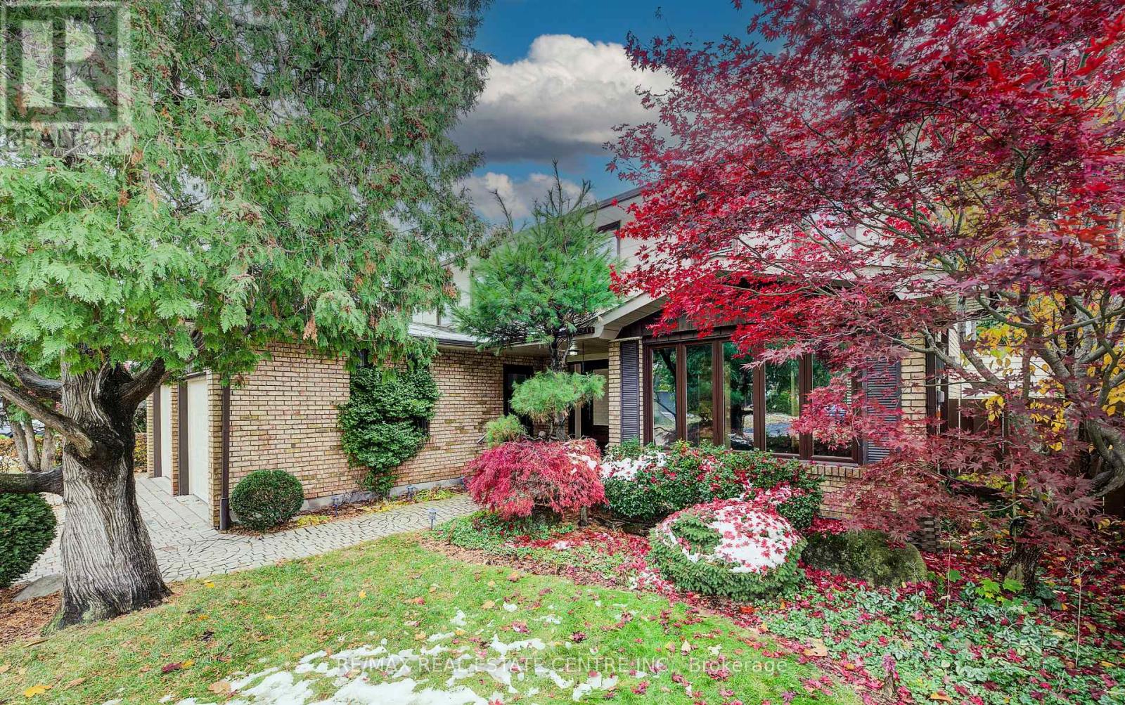 644 Donna Court, Burlington, Ontario L7N 3H2 - Photo 4 - W12548450