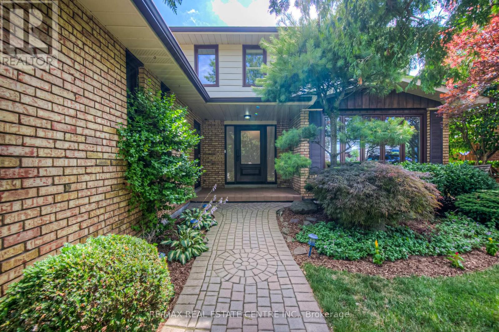 644 Donna Court, Burlington, Ontario L7N 3H2 - Photo 5 - W12548450