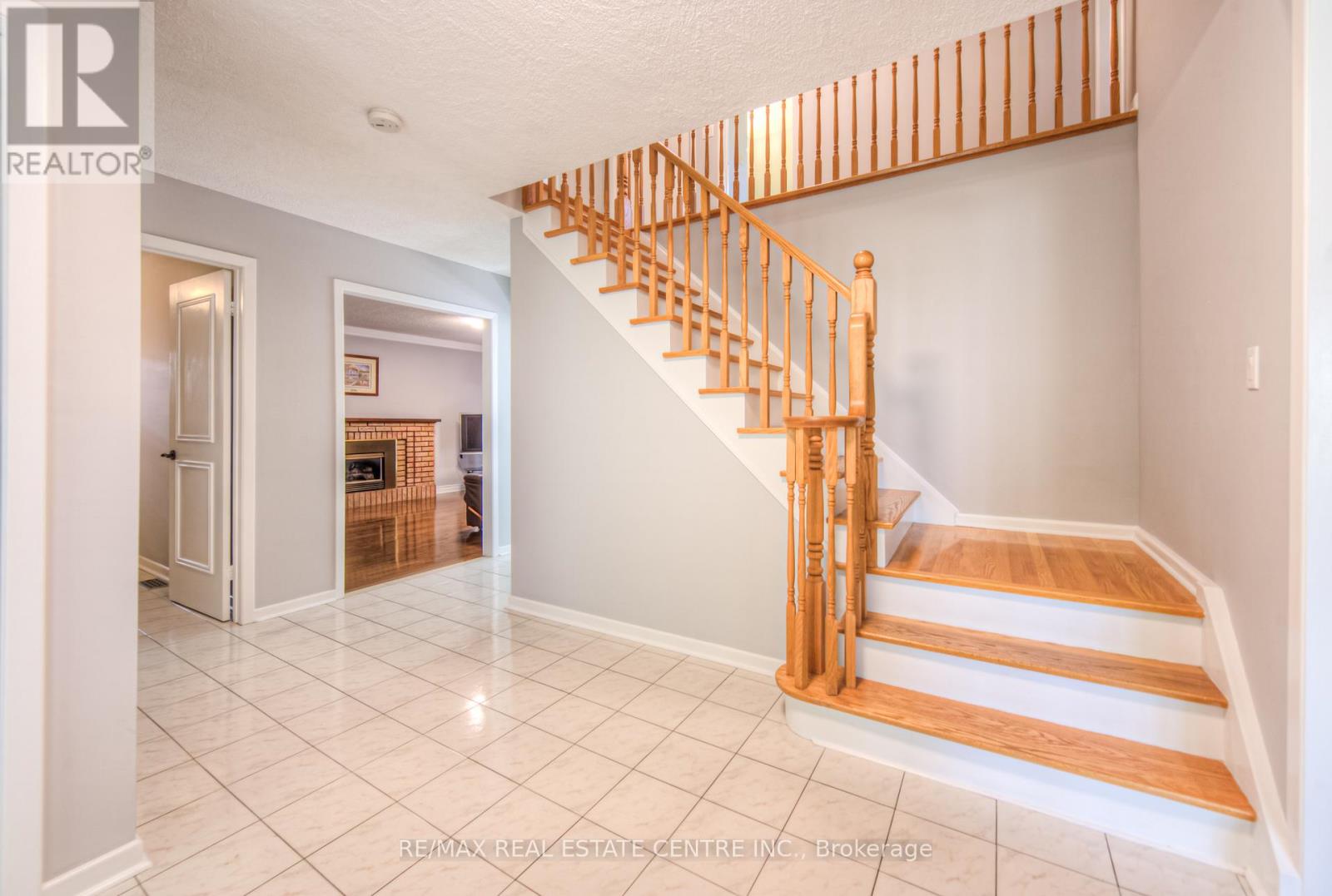 644 Donna Court, Burlington, Ontario L7N 3H2 - Photo 8 - W12548450