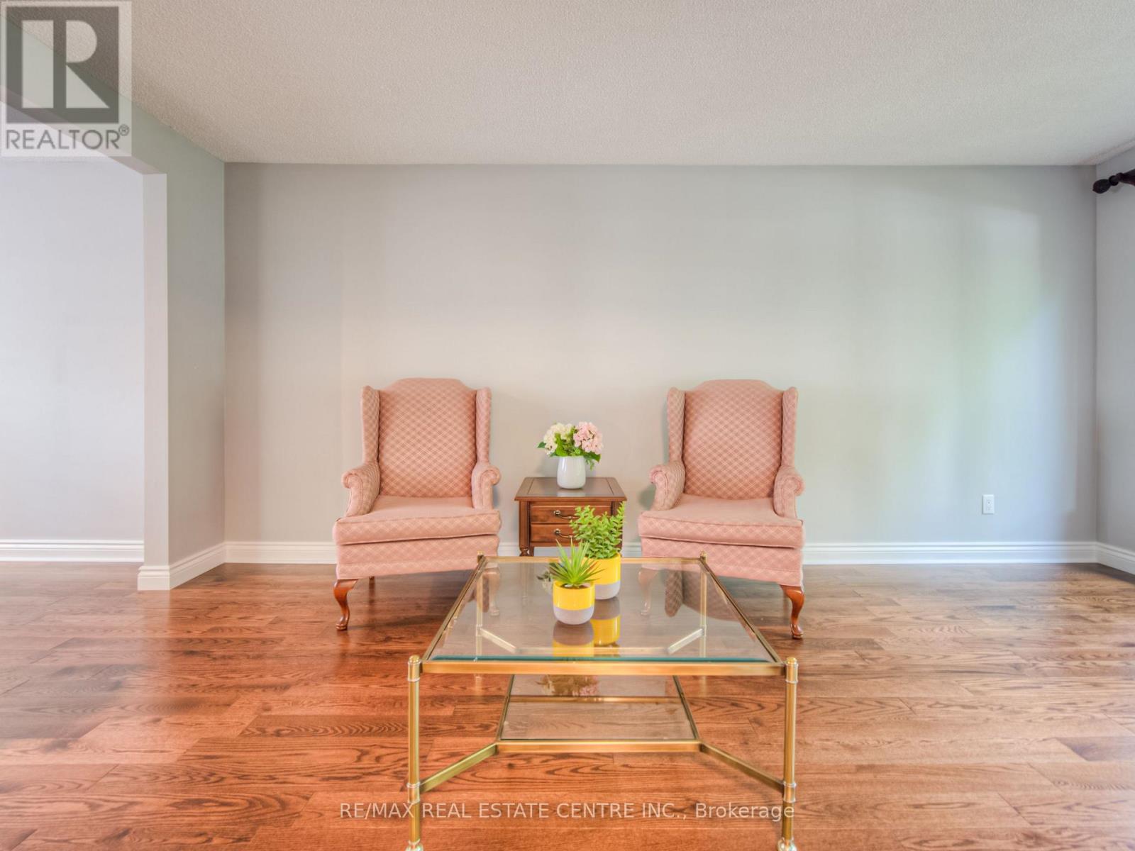 644 Donna Court, Burlington, Ontario L7N 3H2 - Photo 9 - W12548450