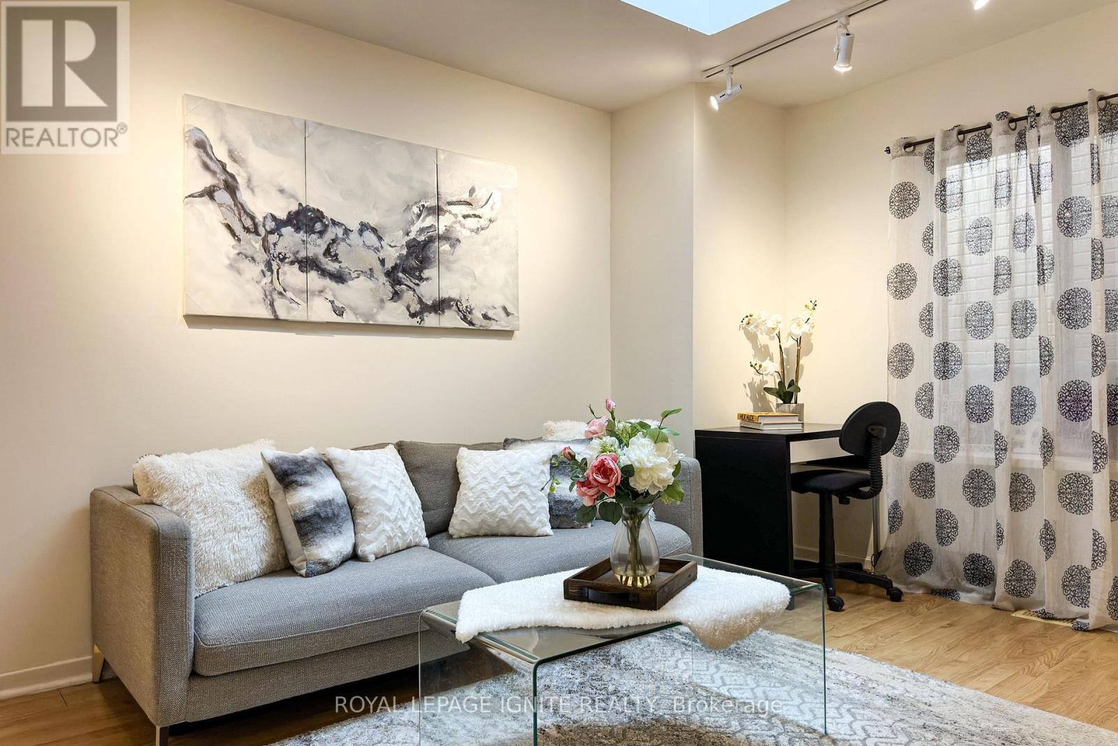 482 Mcroberts Avenue, Toronto, Ontario  M6E 4R4 - Photo 6 - W12548454