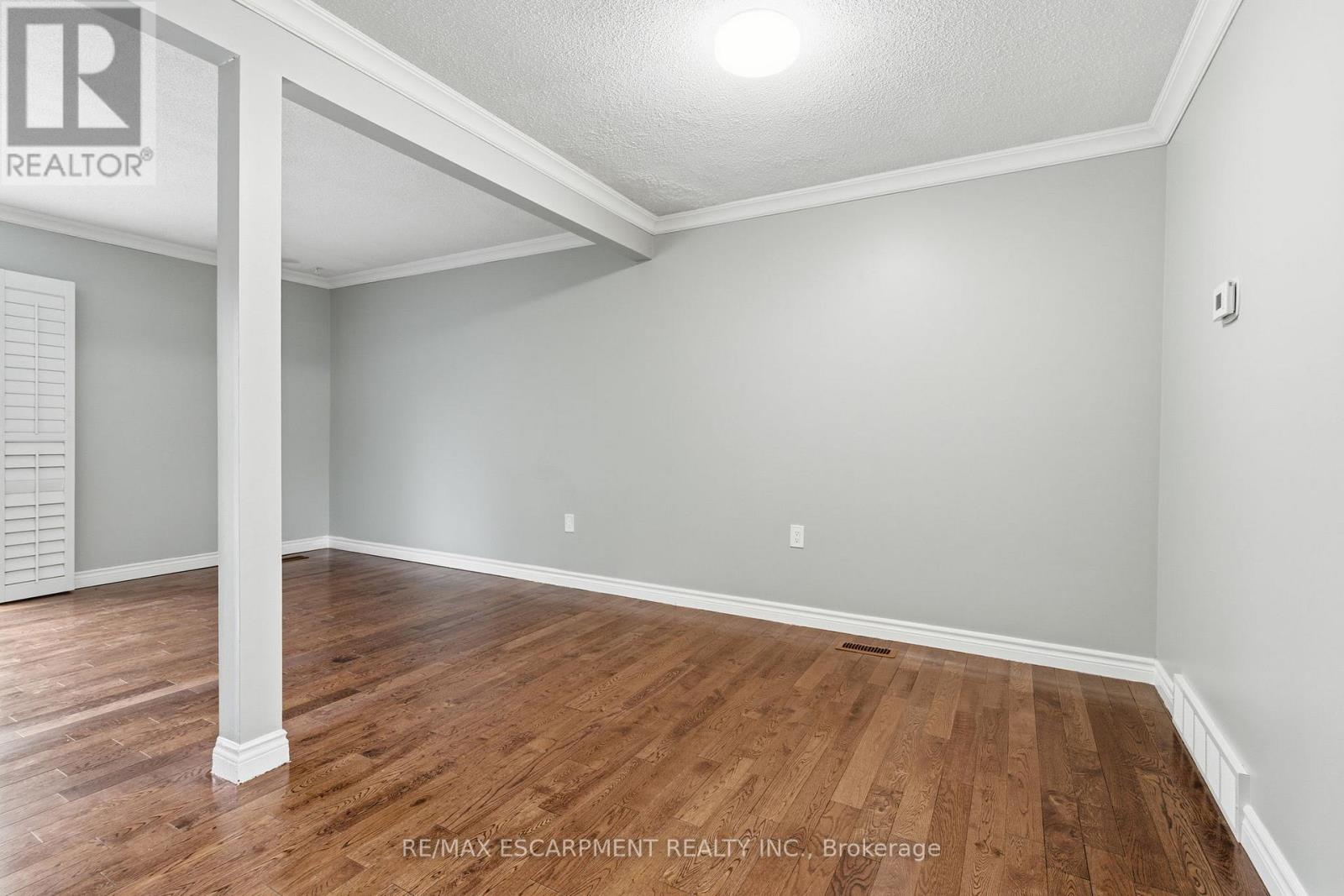 2333 Malcolm Crescent, Burlington, Ontario L7P 4G9 - Photo 10 - W12548466