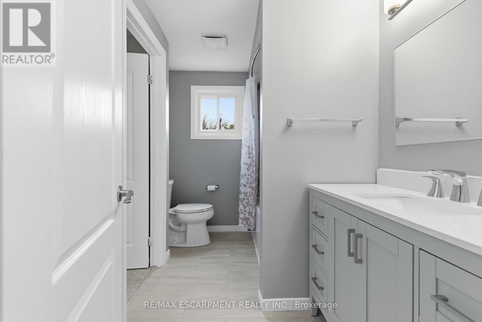 2333 Malcolm Crescent, Burlington, Ontario L7P 4G9 - Photo 17 - W12548466