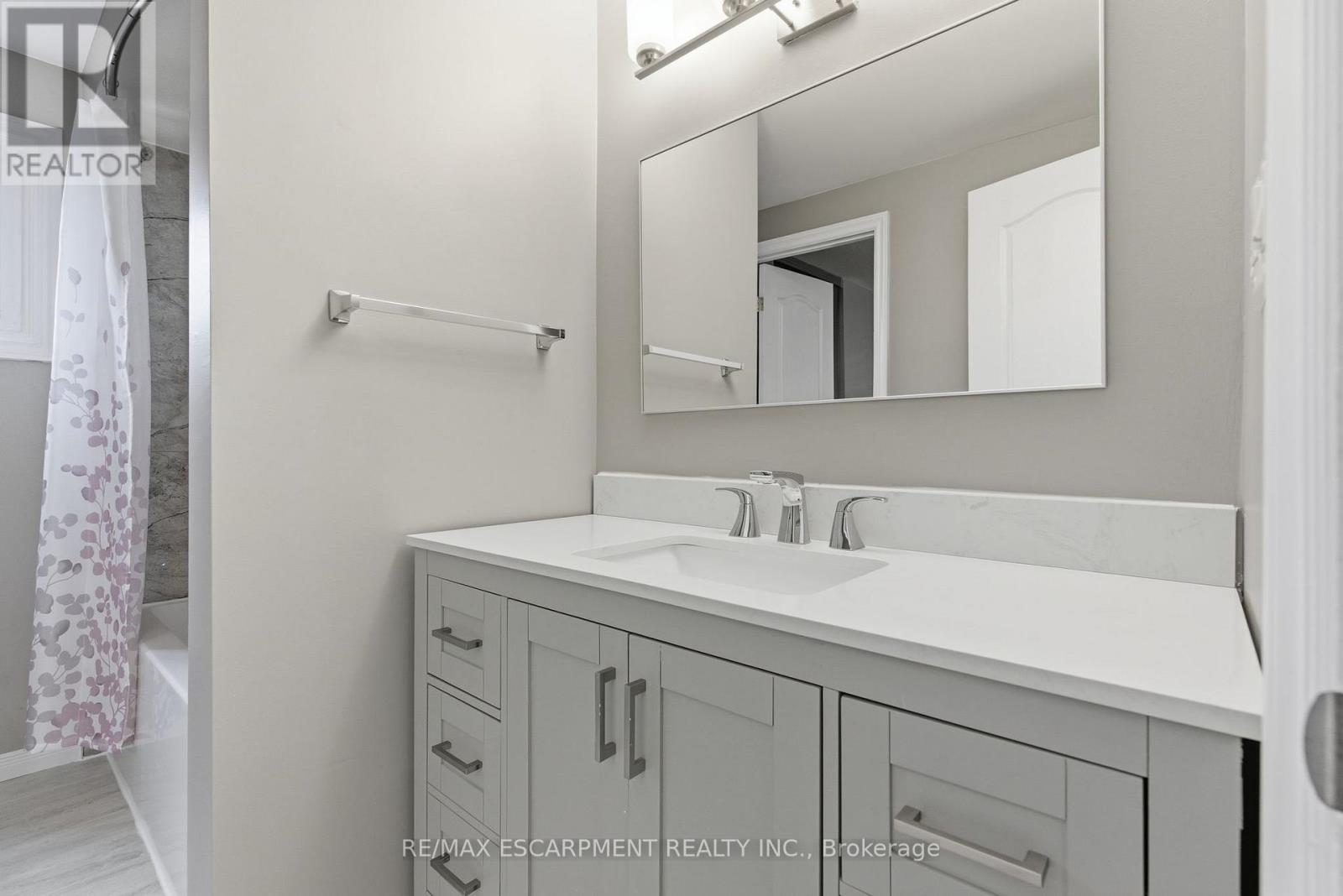 2333 Malcolm Crescent, Burlington, Ontario L7P 4G9 - Photo 18 - W12548466