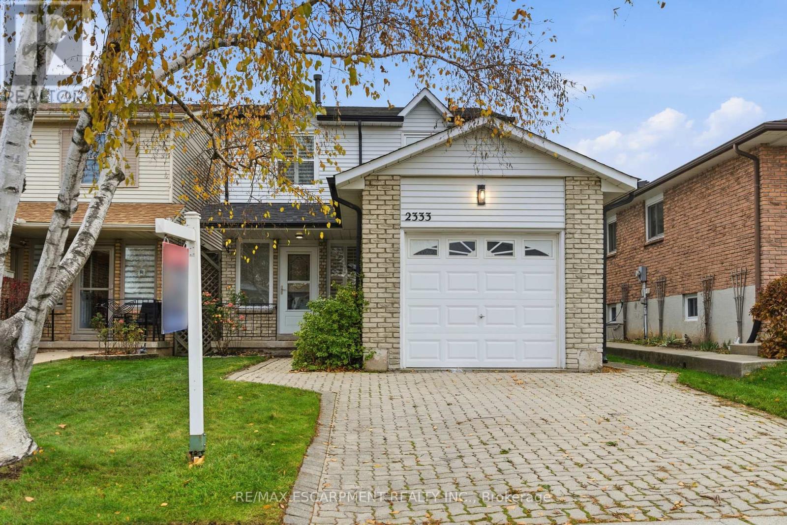 2333 Malcolm Crescent, Burlington, Ontario L7P 4G9 - Photo 2 - W12548466