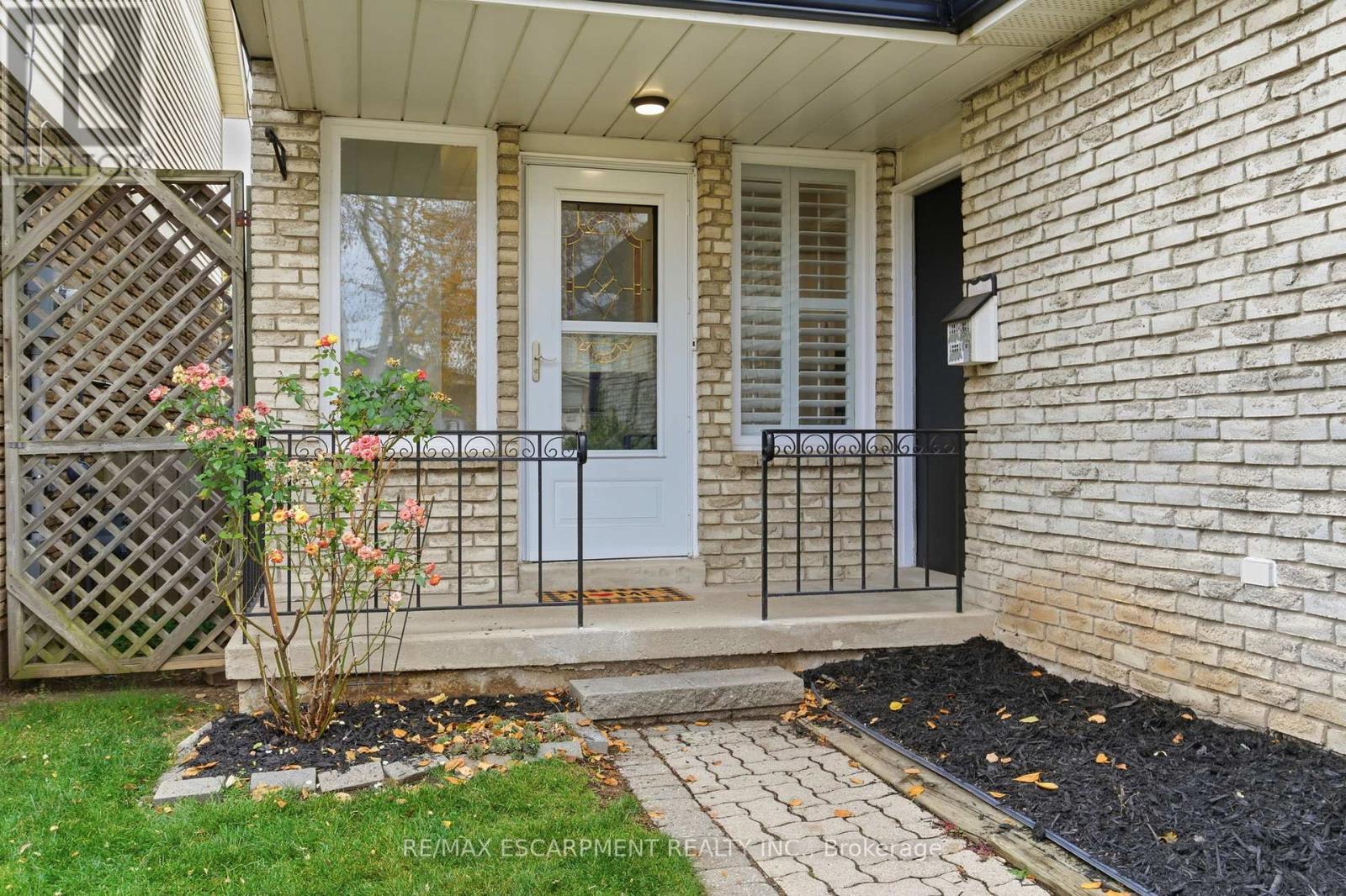 2333 Malcolm Crescent, Burlington, Ontario L7P 4G9 - Photo 3 - W12548466