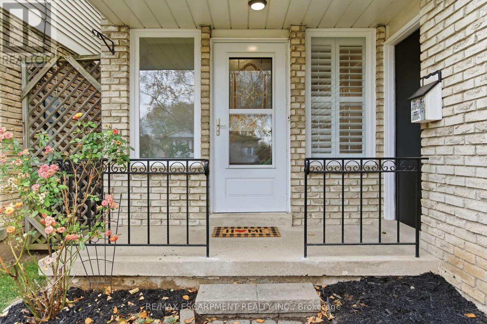 2333 Malcolm Crescent, Burlington, Ontario L7P 4G9 - Photo 4 - W12548466