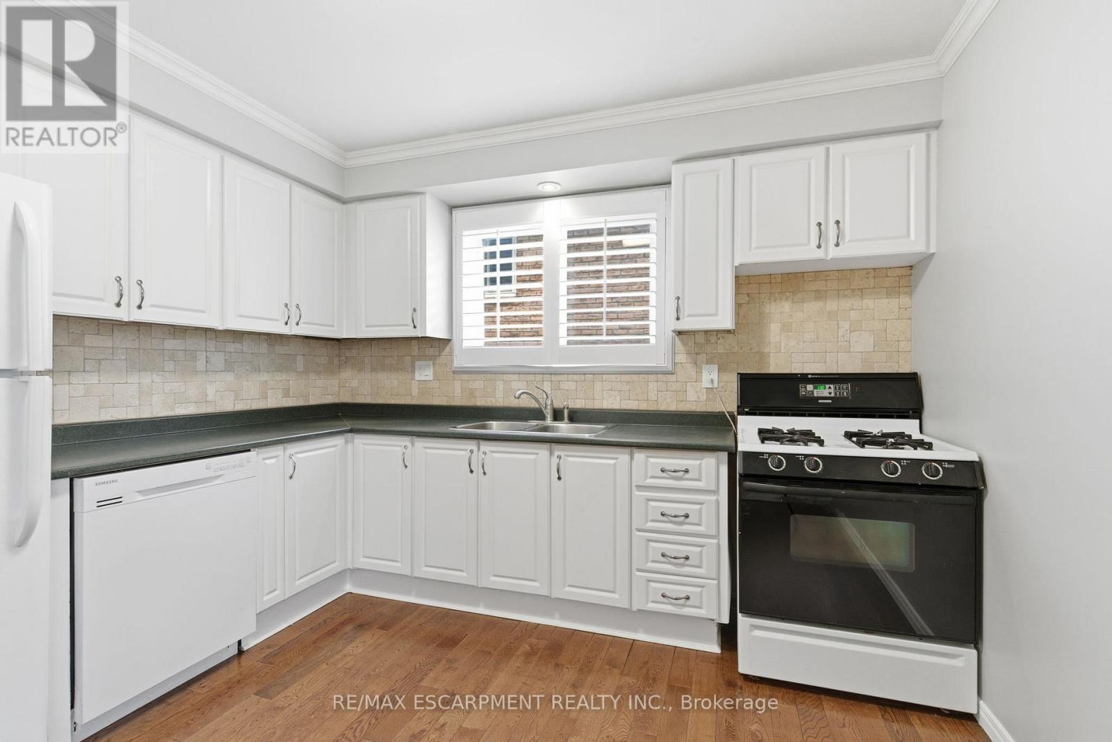 2333 Malcolm Crescent, Burlington, Ontario L7P 4G9 - Photo 6 - W12548466