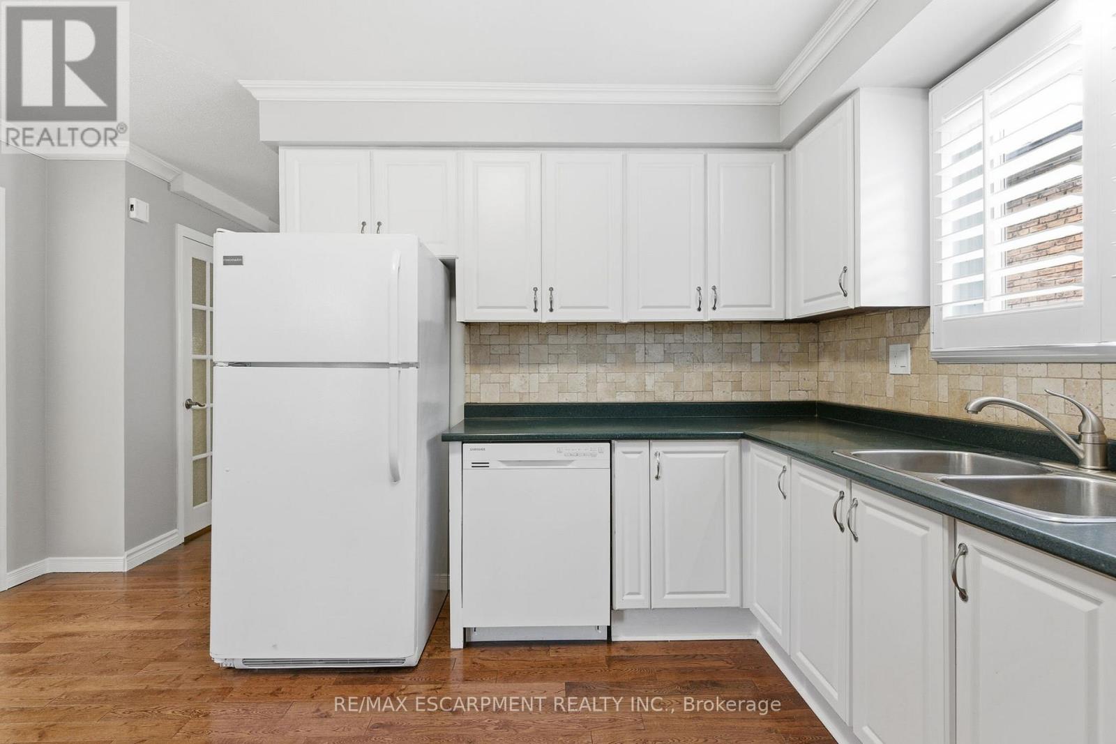 2333 Malcolm Crescent, Burlington, Ontario L7P 4G9 - Photo 7 - W12548466