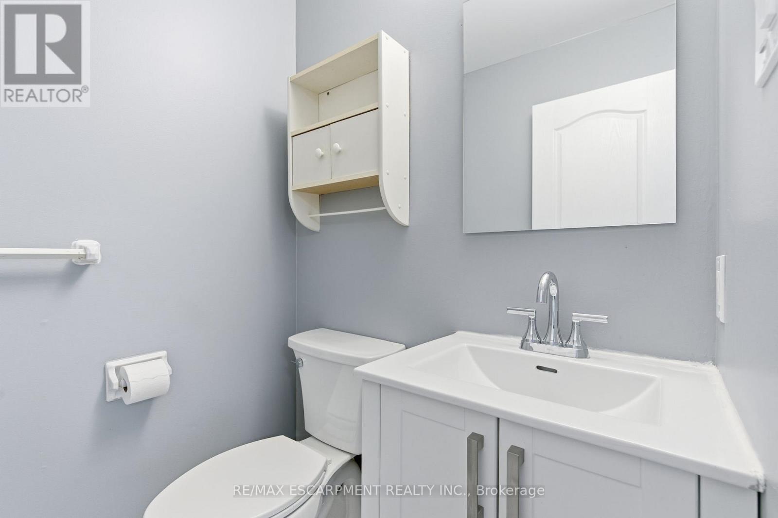 2333 Malcolm Crescent, Burlington, Ontario L7P 4G9 - Photo 8 - W12548466