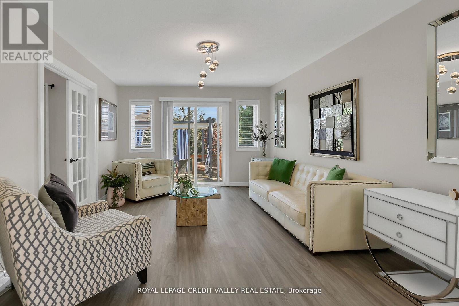 11 Jefferson Court W, Welland, Ontario  L3C 7G5 - Photo 3 - X12548484